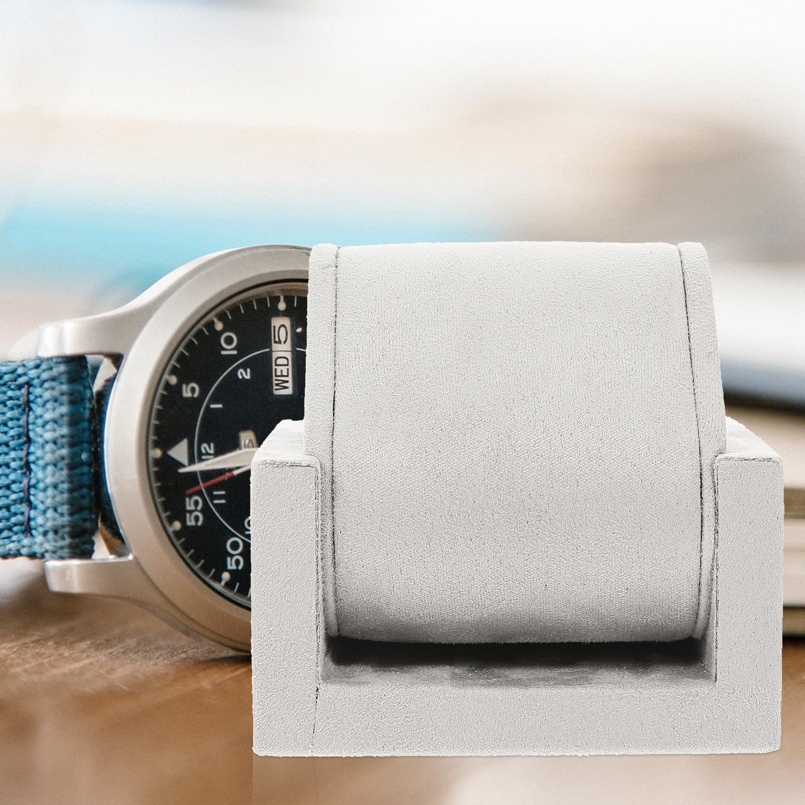 Klassischer Uhrenständer aus Veloursleder zur Organisation und Schutz von Armbanduhren Stilvoller Uhrenhalter für Einzeluhren im Einzelhandel und Geschäft