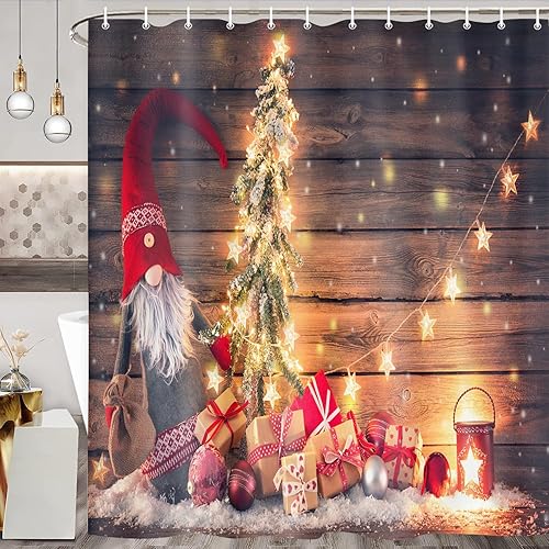 Miniatura 2 de Cortinas de ducha de Navidad, enano de Papá Noel sostiene un abeto con luces de Navidad rodeadas de cajas de regalo y linterna brillante en tela de