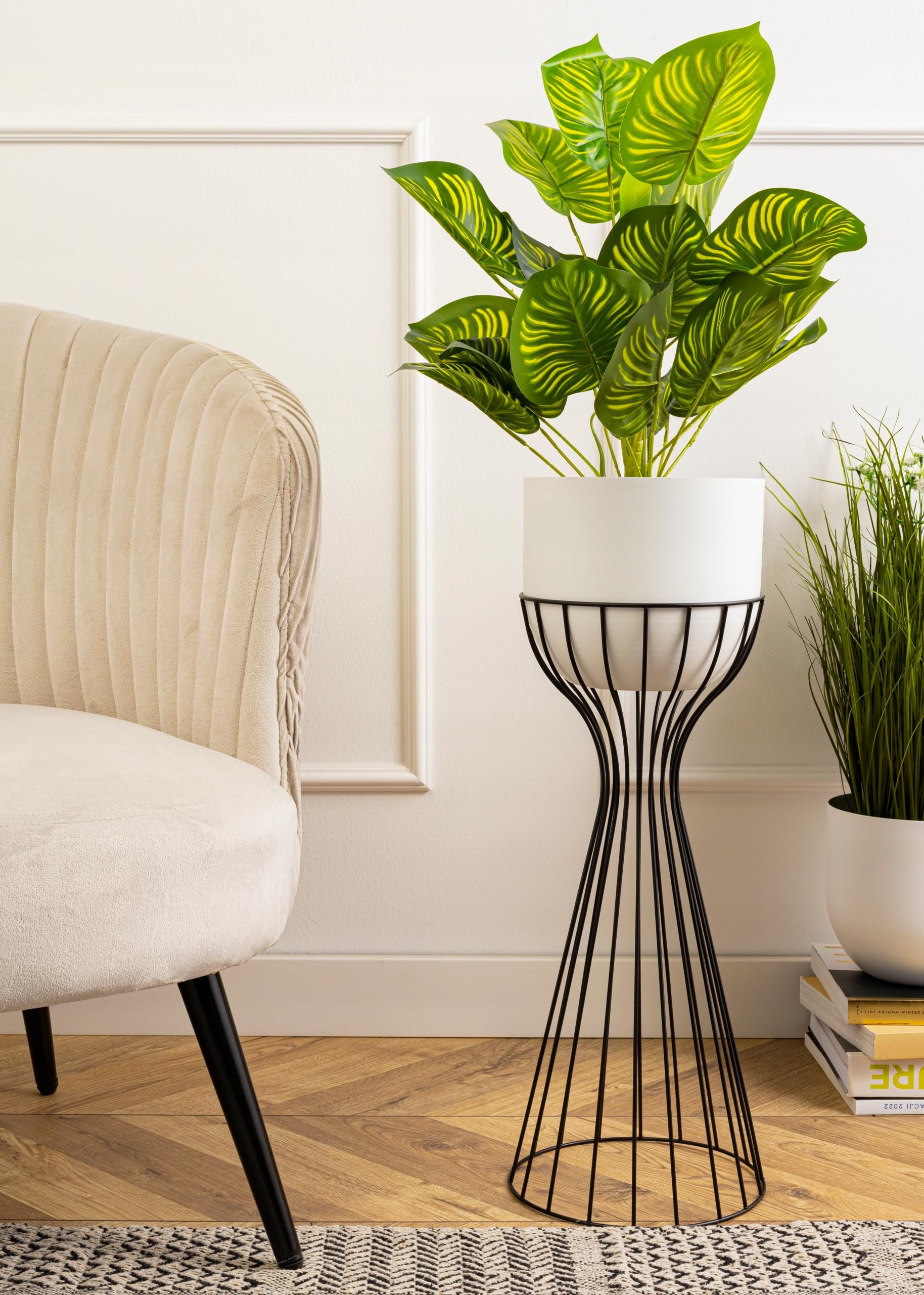 Moderno supporto per fiori in metallo, altezza 68 cm, con vaso da fiori bianco, rotondo, diametro 18 cm, su robusto supporto nero, supporto per piante per la decorazione di interni