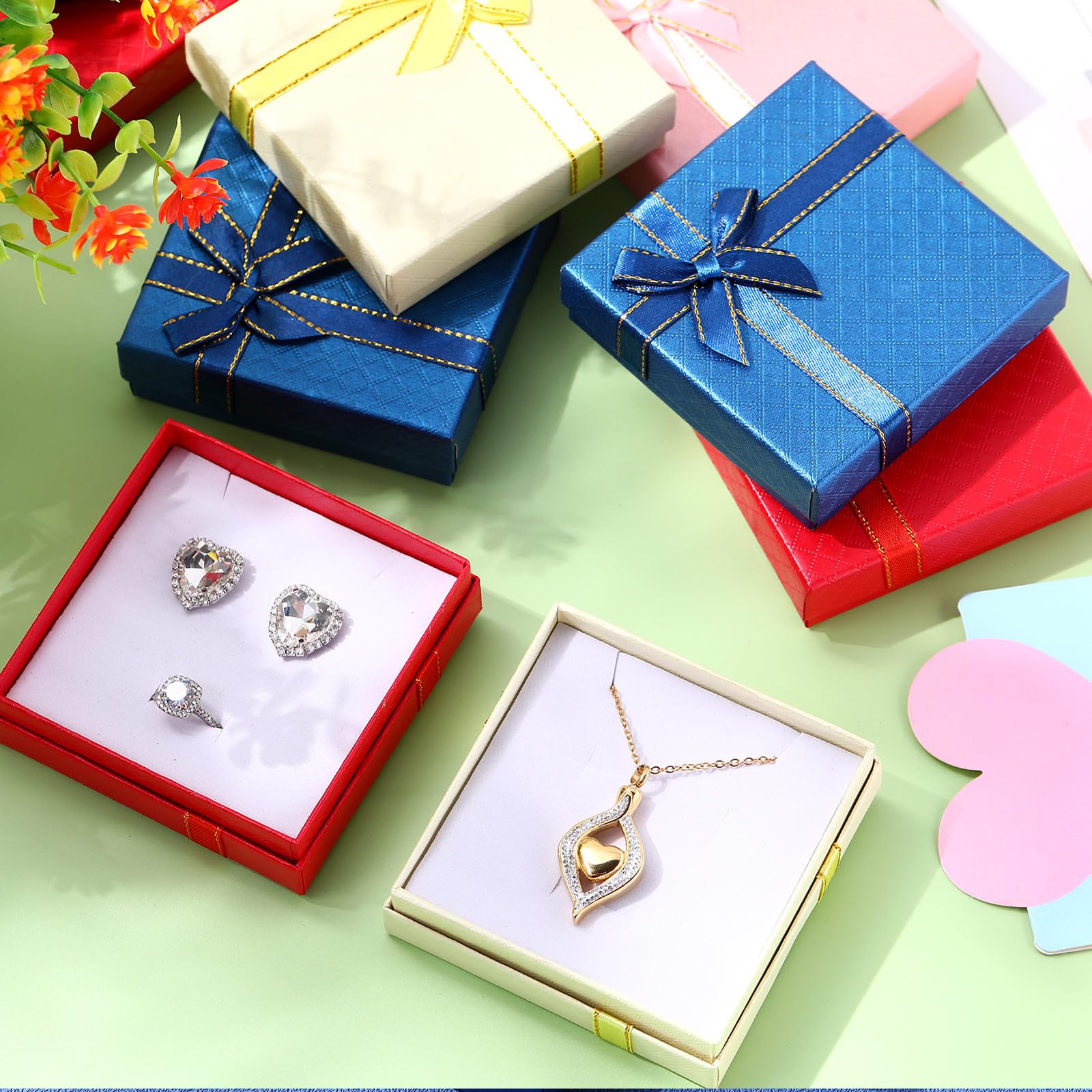 Yeaqee Schmuck-Geschenkboxen aus Karton mit Deckel und Schleifen, kleines Geschenkbox-Set, Halskettenbox für Ringe, Armbänder, Ohrringe, Valentinstag, Hochzeiten, Jubiläen, 4 Farben, 8,9 x 8,9 x 2,5