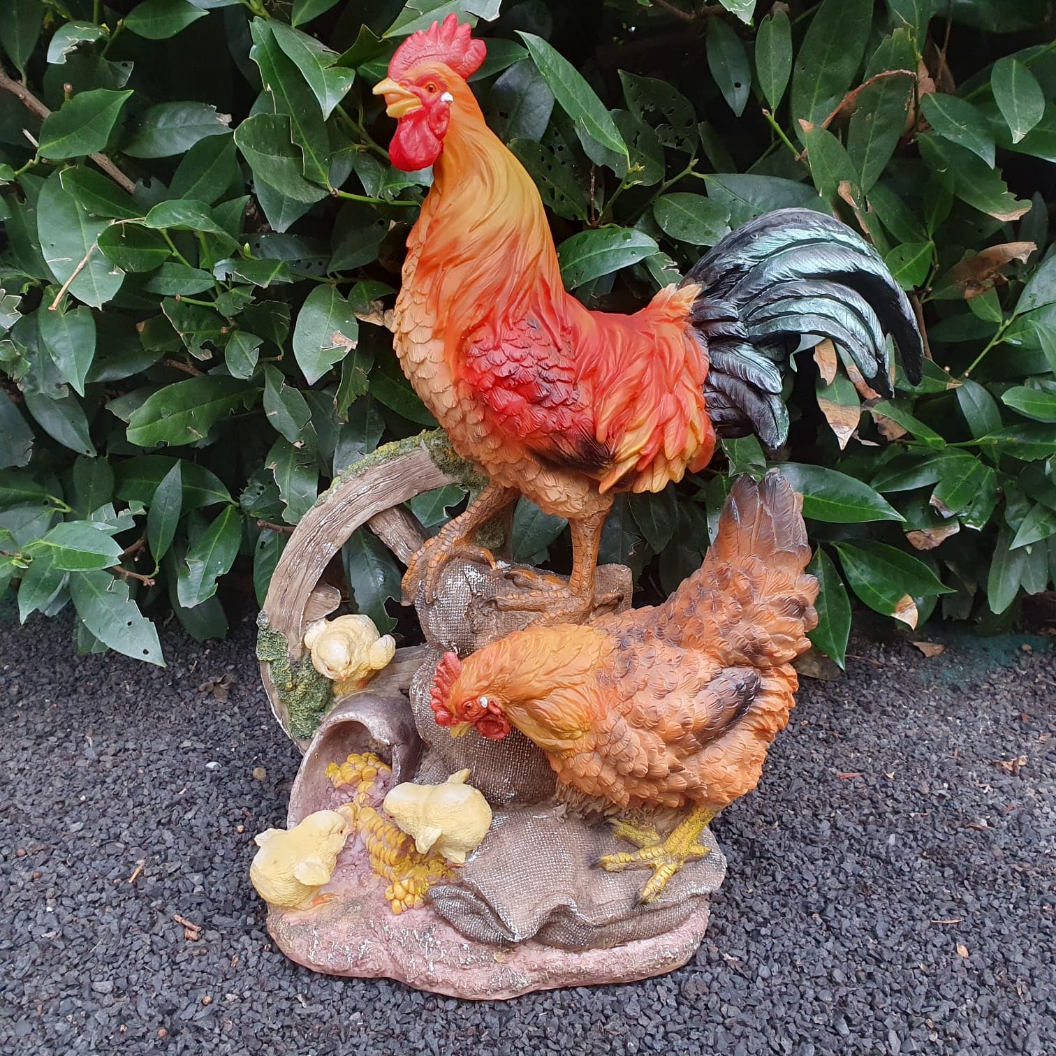 Figurka ogrodowa koguta z kurczakiem i pisklętami na kole, 44 cm, figurka do ogrodu, odporna na warunki atmosferyczne dekoracja, figurka farmy