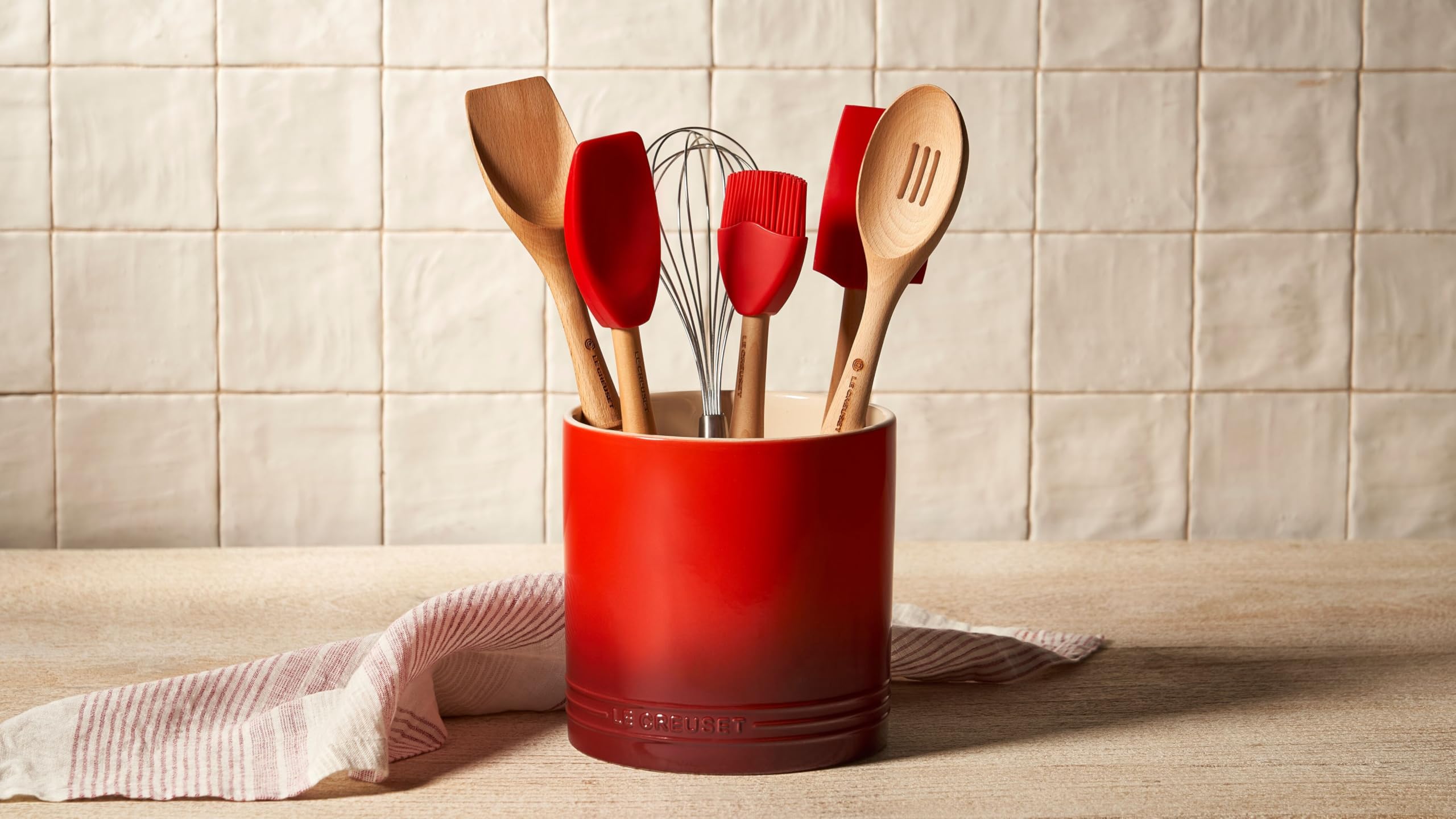 Amazon.com: Le Creuset Stoneware Signature Utensil Crock, 2.7 qt