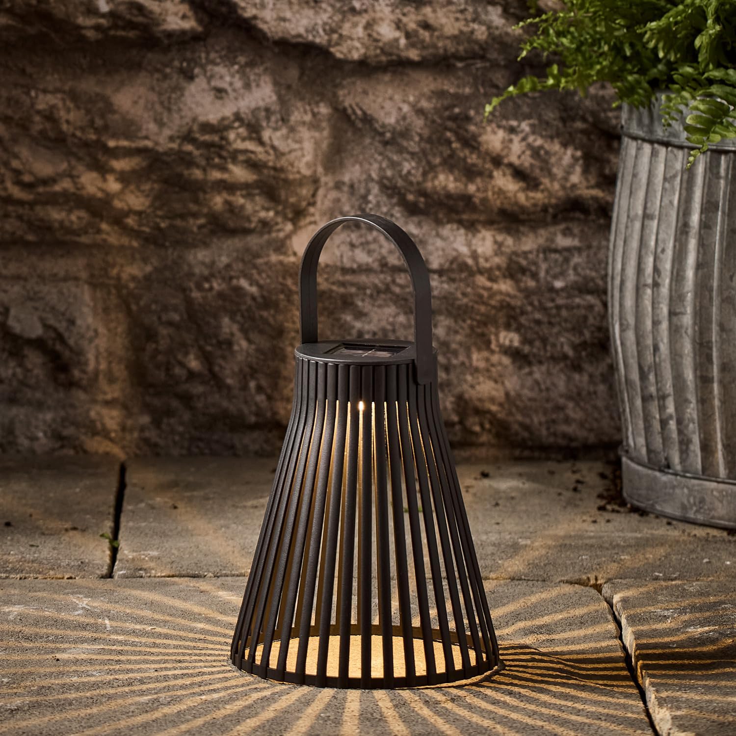 Lights4fun 18cm LED Solar Laterne Schwarz Lamelliert Außenbereich