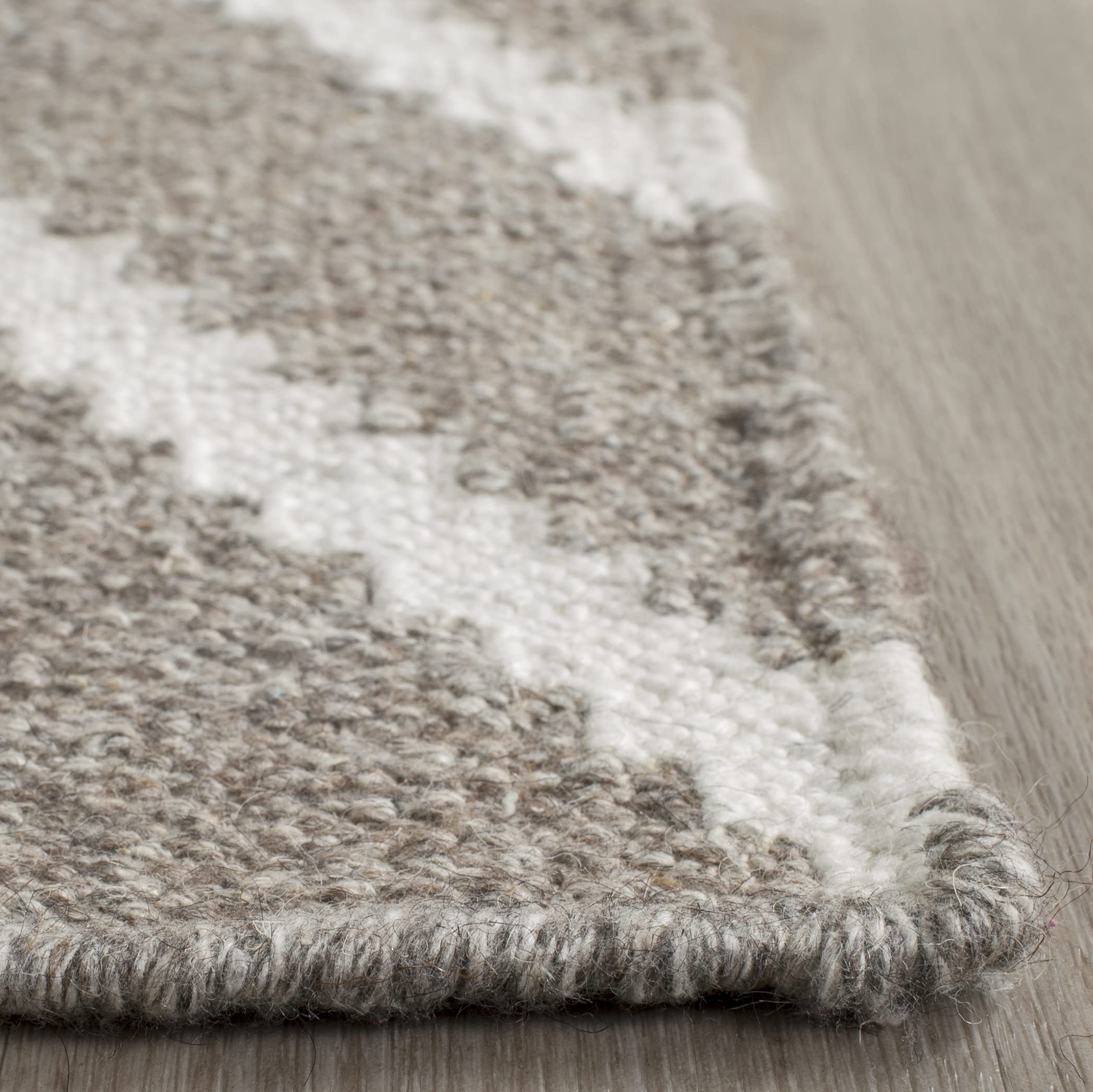 SAFAVIEH Tapis géométrique pour Salon, Salle à Manger, Chambre à Coucher - Kilim Collection, Tapis à Poil Court, Taupe et Ivoire, 122 X 183 cm