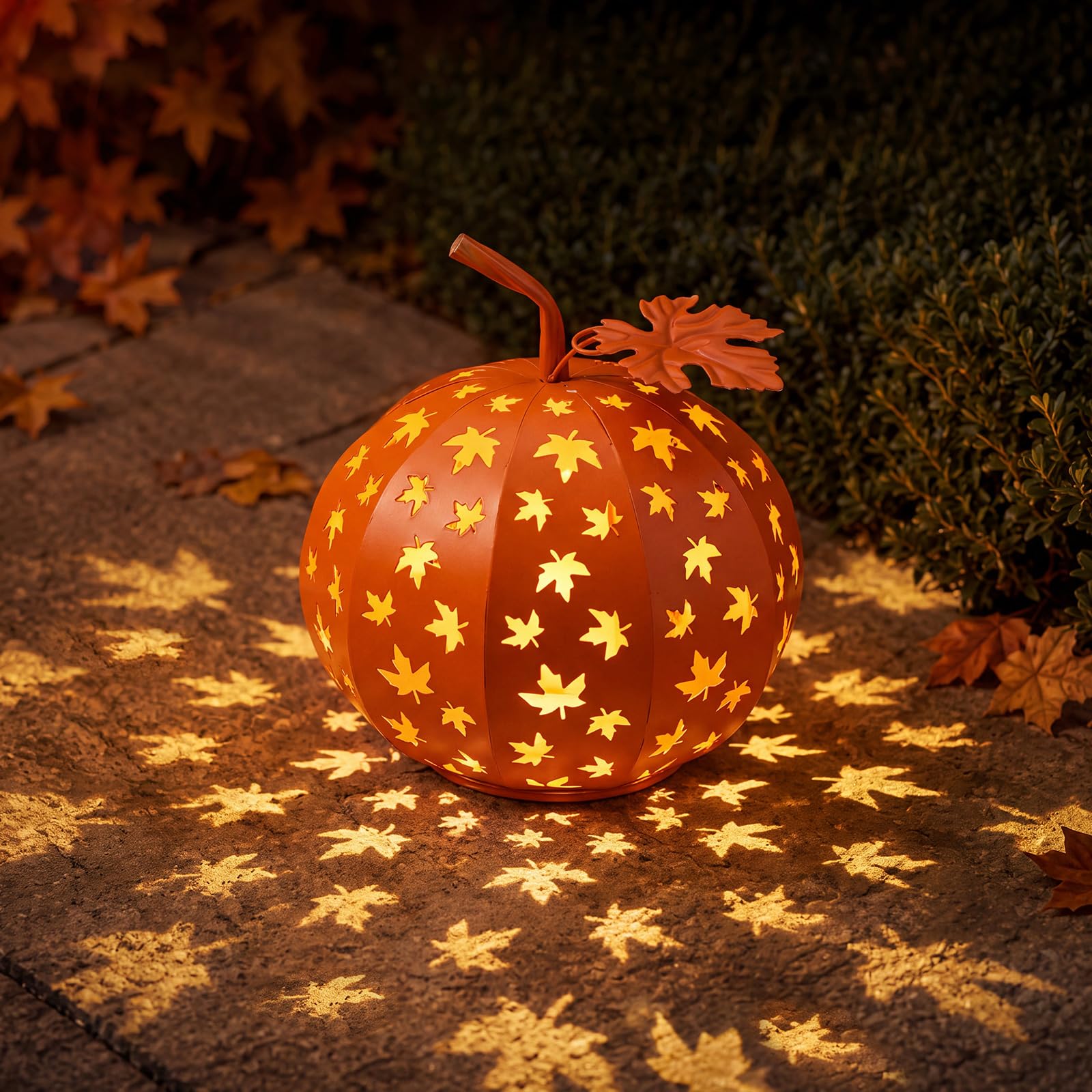 Fumete Lanterna in metallo a forma di zucca di Halloween con luce a LED, scatola batteria impermeabile con foglie d'acero cave, centrotavola autunnale per interni ed esterni, decorazione da giardino e