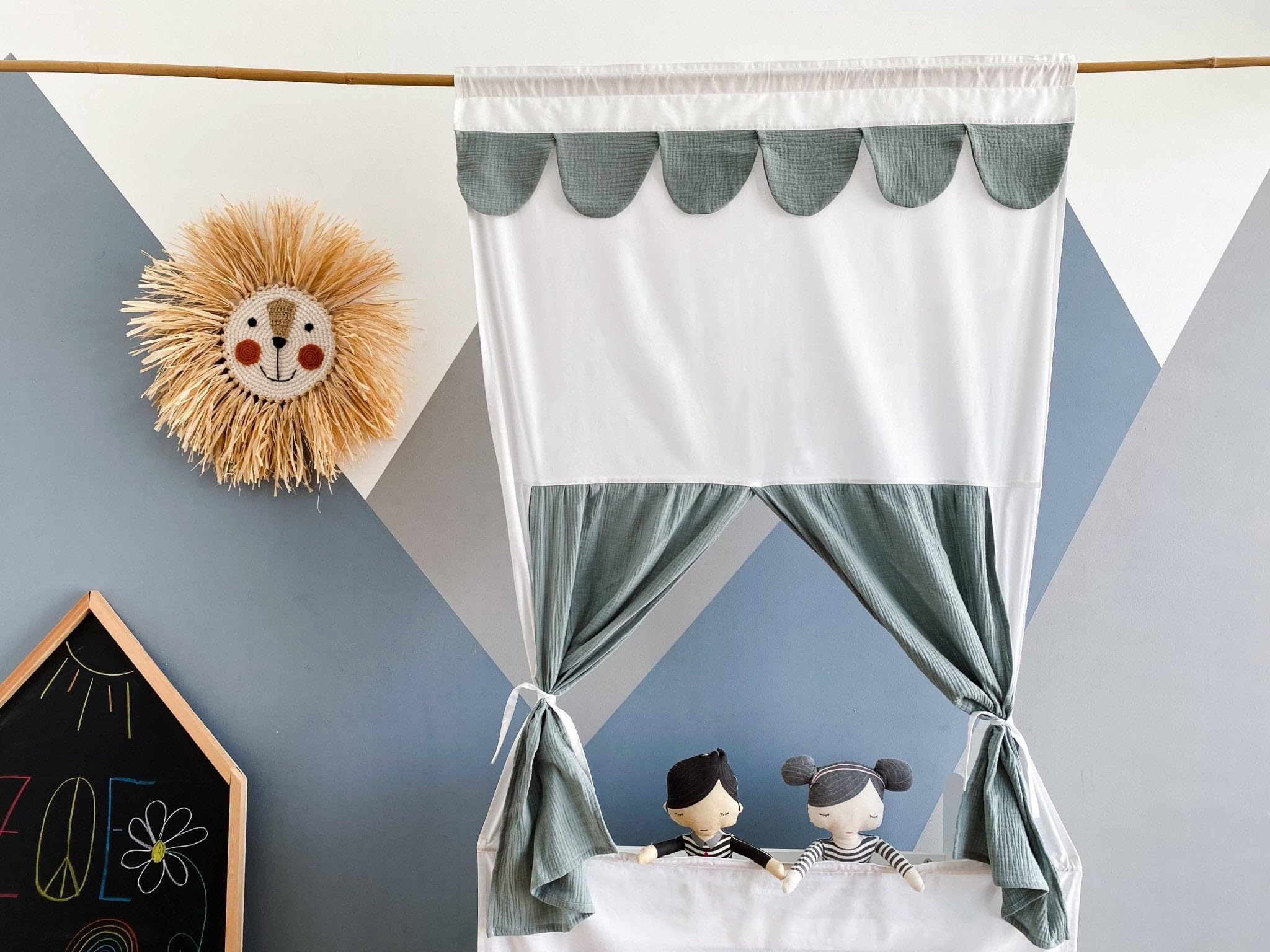 KraftKids Puppentheater Kasperletheater für Türrahmen, Wimpelgirlande und zurückbindbarer Vorhang, Musselin Mint aus 100% Baumwolle, 90 × 200 cm, handgefertigt EU