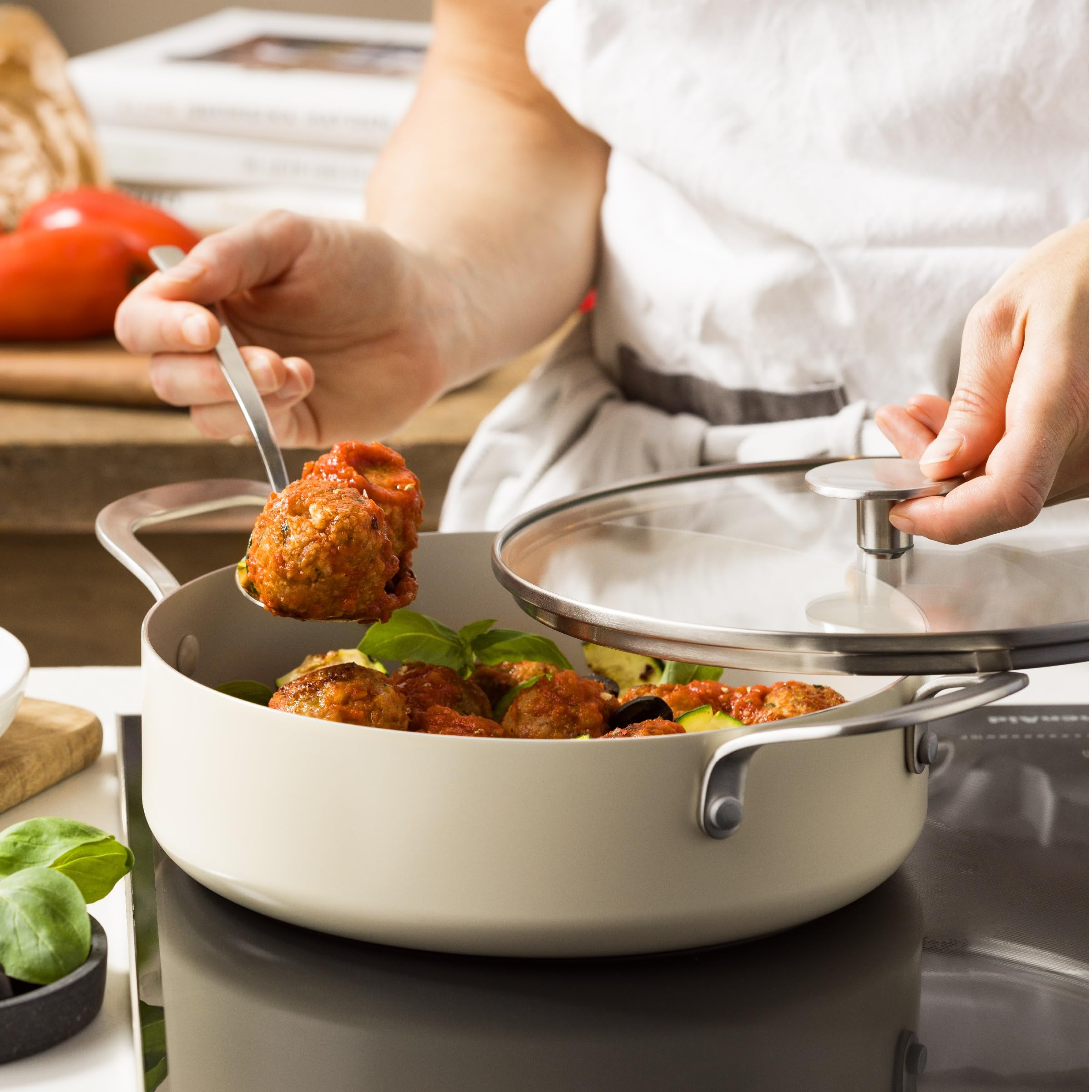 KitchenAid Aluminium Tegame Ceramica Antiaderente con Coperchio Vetro e Manico Ausiliario, 28 cm/4,28 L, Senza PFAS, Induzione, Manico Acciaio Inox, Forno, Lavastoviglie, Crema