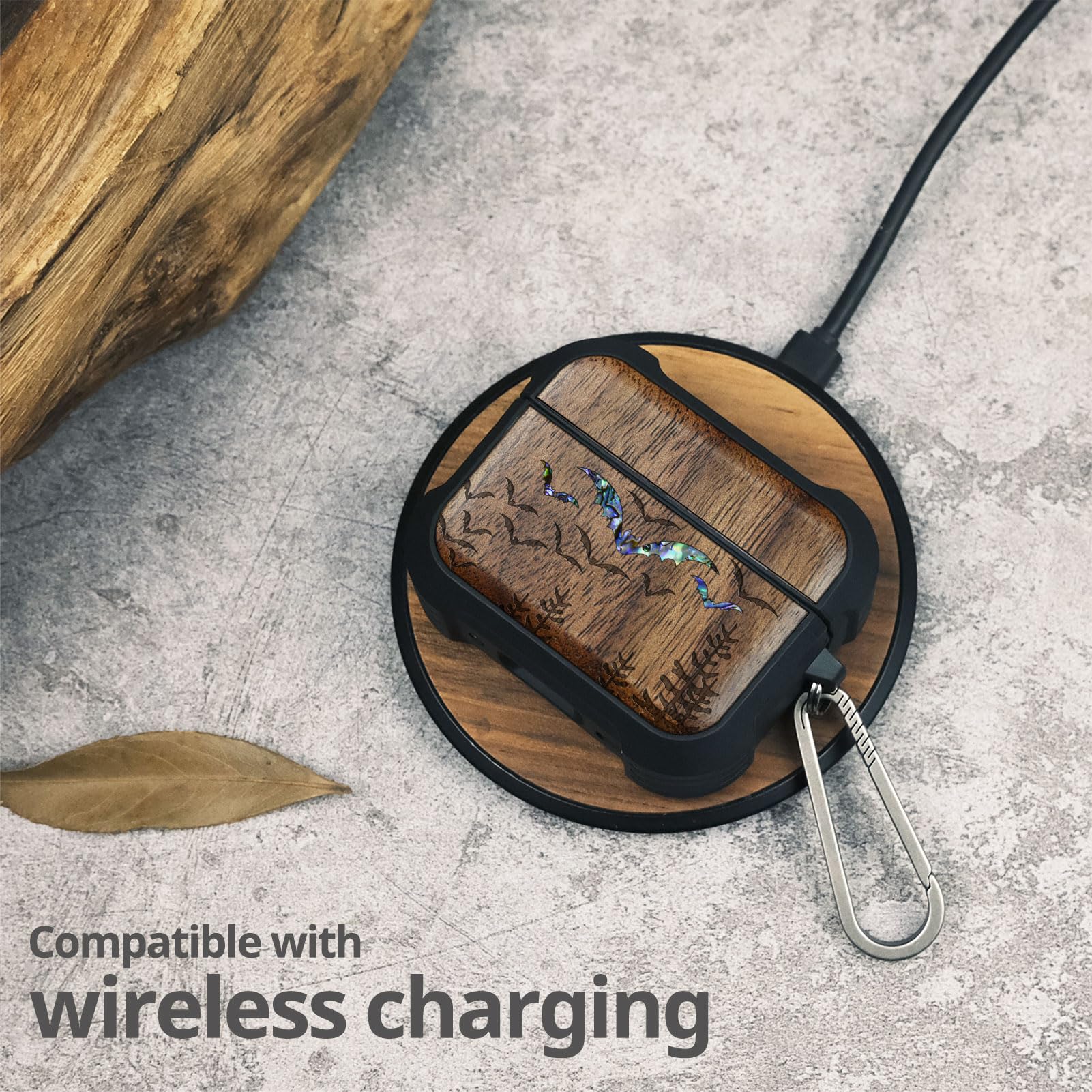 Carveit Odporne na uderzenia etui ochronne do AirPods Pro 3 (2025), drewniany grawerunek i muszla, kompatybilne z Airpods Pro 3, tytanowe szybkie zapięcie (nietoperze orzechowe nad lasem)