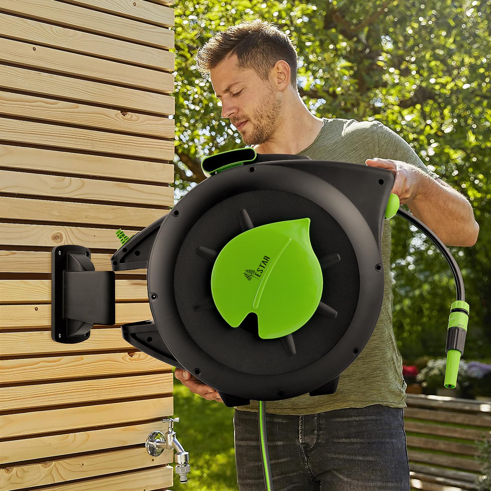 Avvolgitubo da 20 m + 2 m, montaggio a parete, con avvolgitubo automatico e orientabile a 180°, con siringa e aiuto per il montaggio, per irrigazione del giardino e lavaggio auto