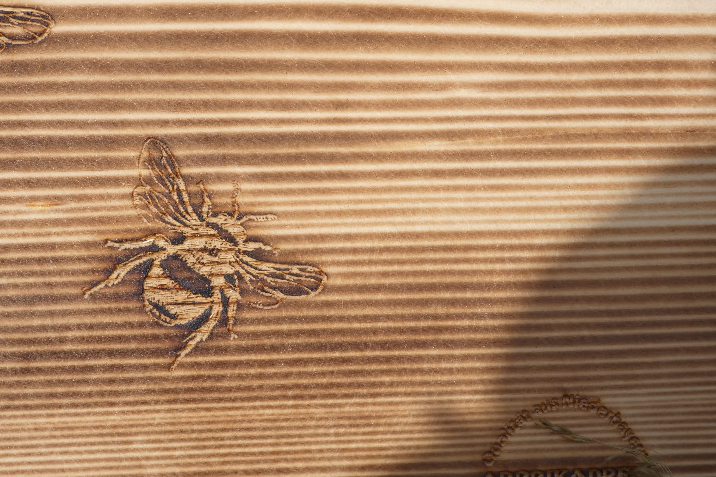 Premium Hummelkasten mit Wachsmottensperre, 2X Sichtfenster und Nistmaterial Wetterfest Bienenhaus Hummelhaus Nistkasten Hummelvilla Bienen Insektenhaus Hummelhotel (Hummelhotel edel Geflammt)