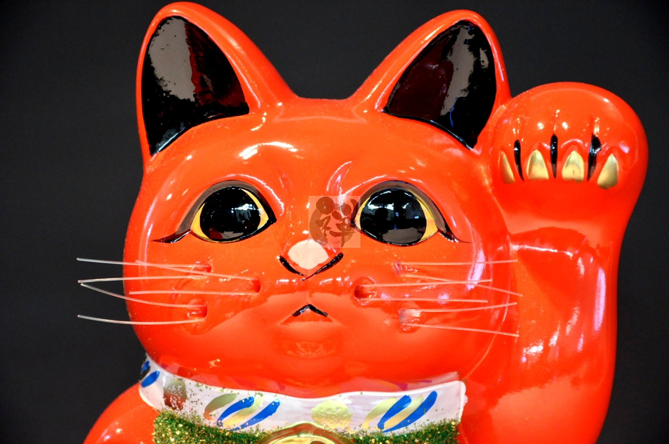 Amazon.co.jp: 常滑焼 招き猫 赤小判猫(左手) 8号 座布団付 [2824] 180 