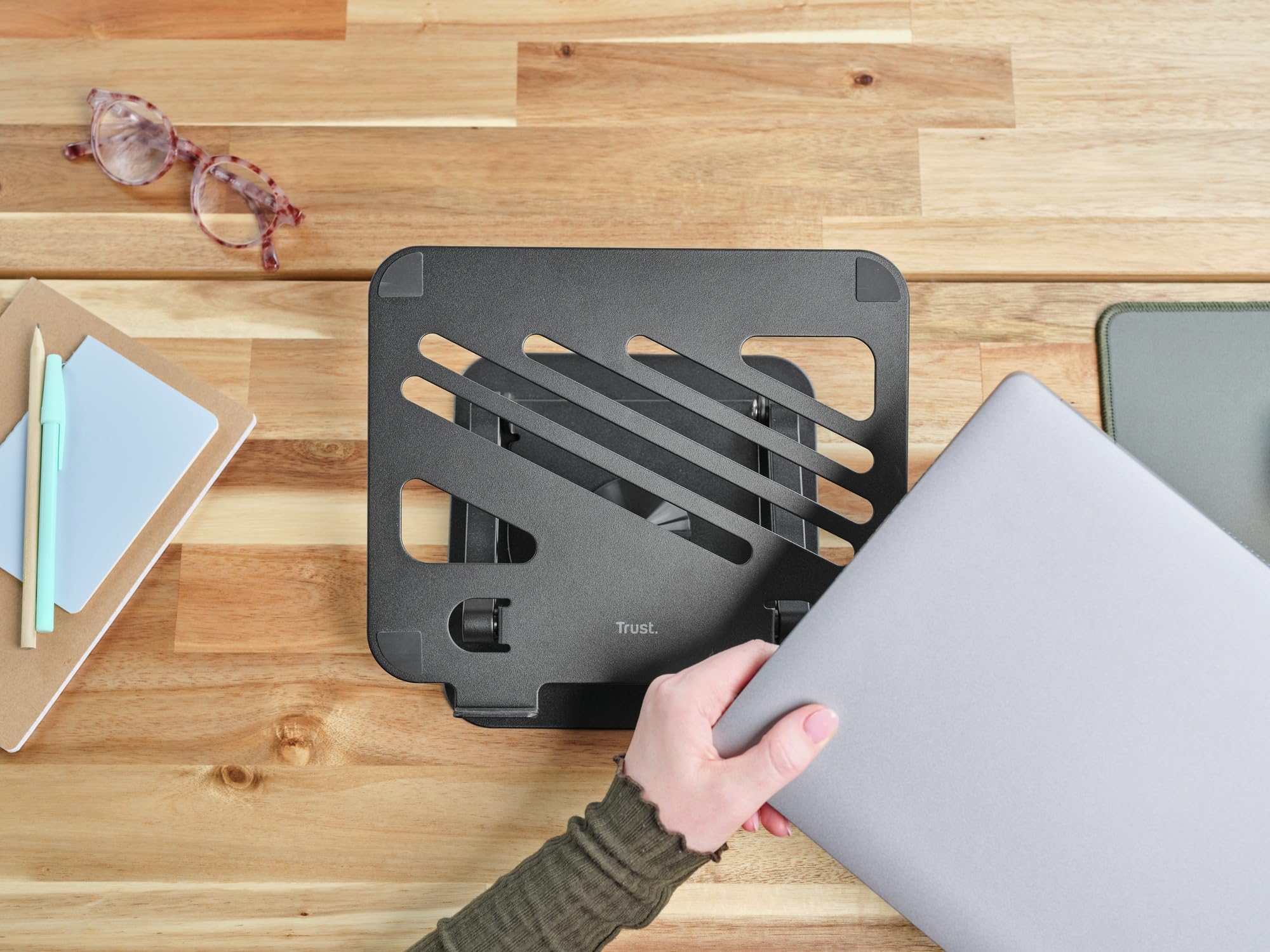 Trust Zeff Ergonomiczny stojak na laptopa z obrotem o 360 stopni, składany metalowy stojak na laptopa o przekątnej 40.6 cm, z regulacją wysokości, uchwyt na laptopa, Macbooka, tablet, Dell, HP, do