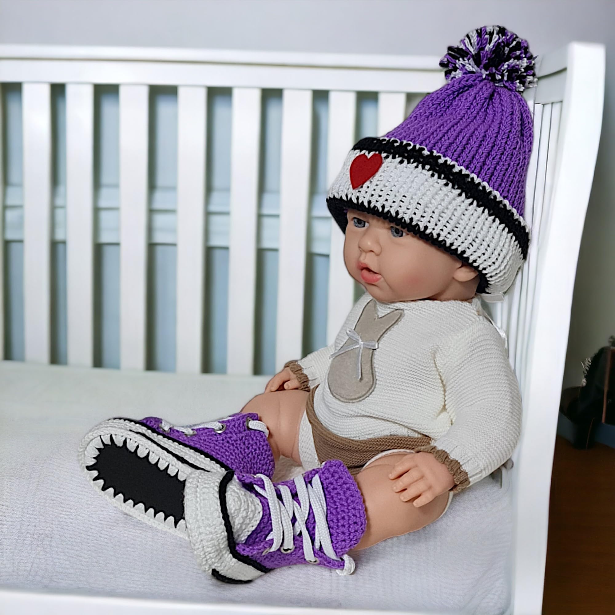 Handgemachtes geschlechtsneutrales Häkel Baby lila Sneaker und Mützen Set, weiche Sohle, individualisierbar, perfekt für Neugeborene Jungen und Mädchen, 0-3M bis 9-12M