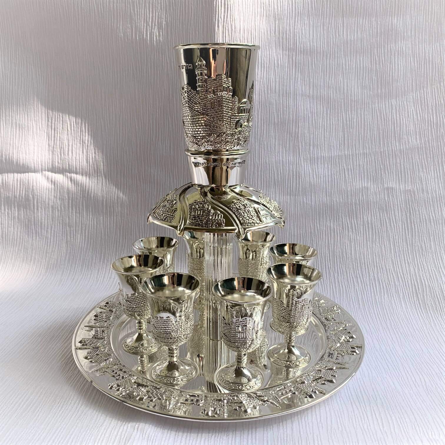 Fontaine à vin intercalaire Kiddouch et 8 gobelets Plaqué argent œil Jérusalem