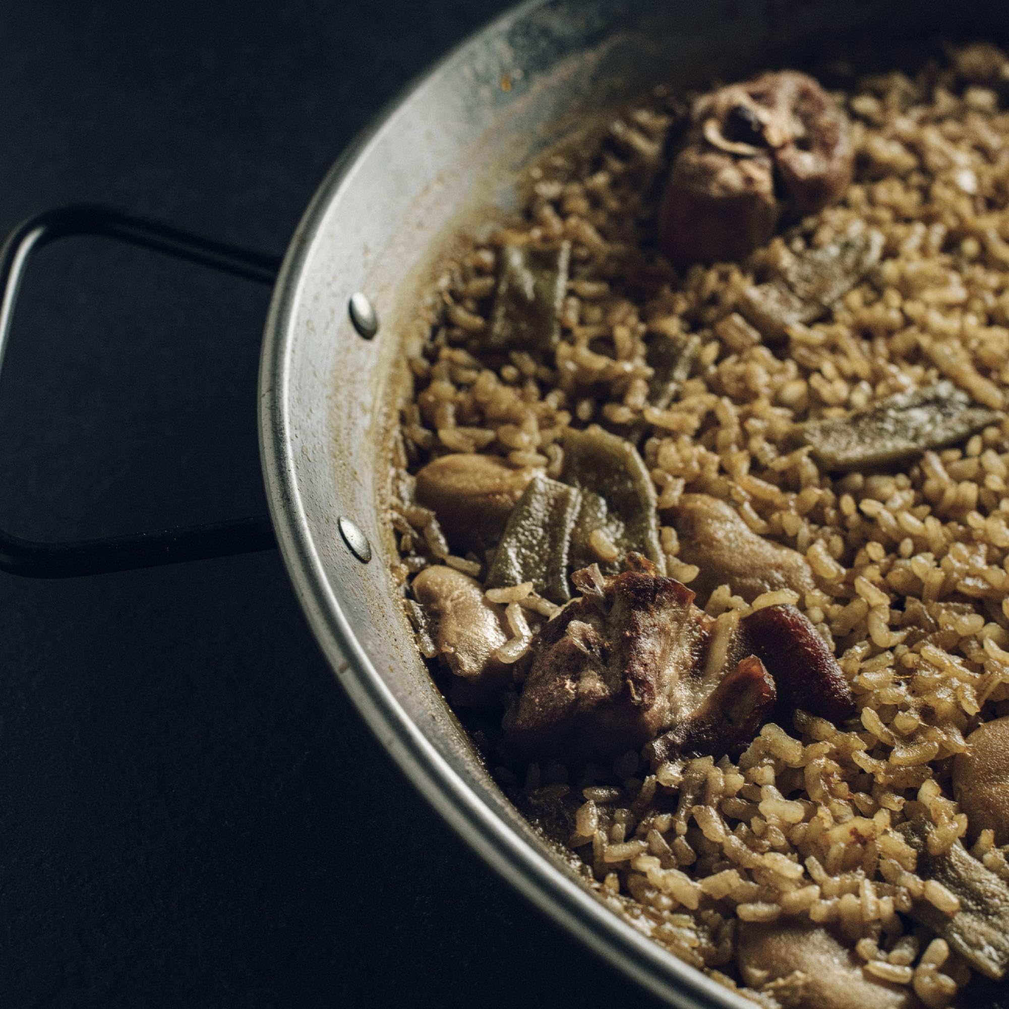 EL PAELLER - Cesta Gourmet para Regalar - Kit Iniciación para Paellas - Incluye Paellero a Gas, Paella de Hierro, Medidor, Set de Caldos, Salvamantel, Cuchara de Madera y Azafrán
