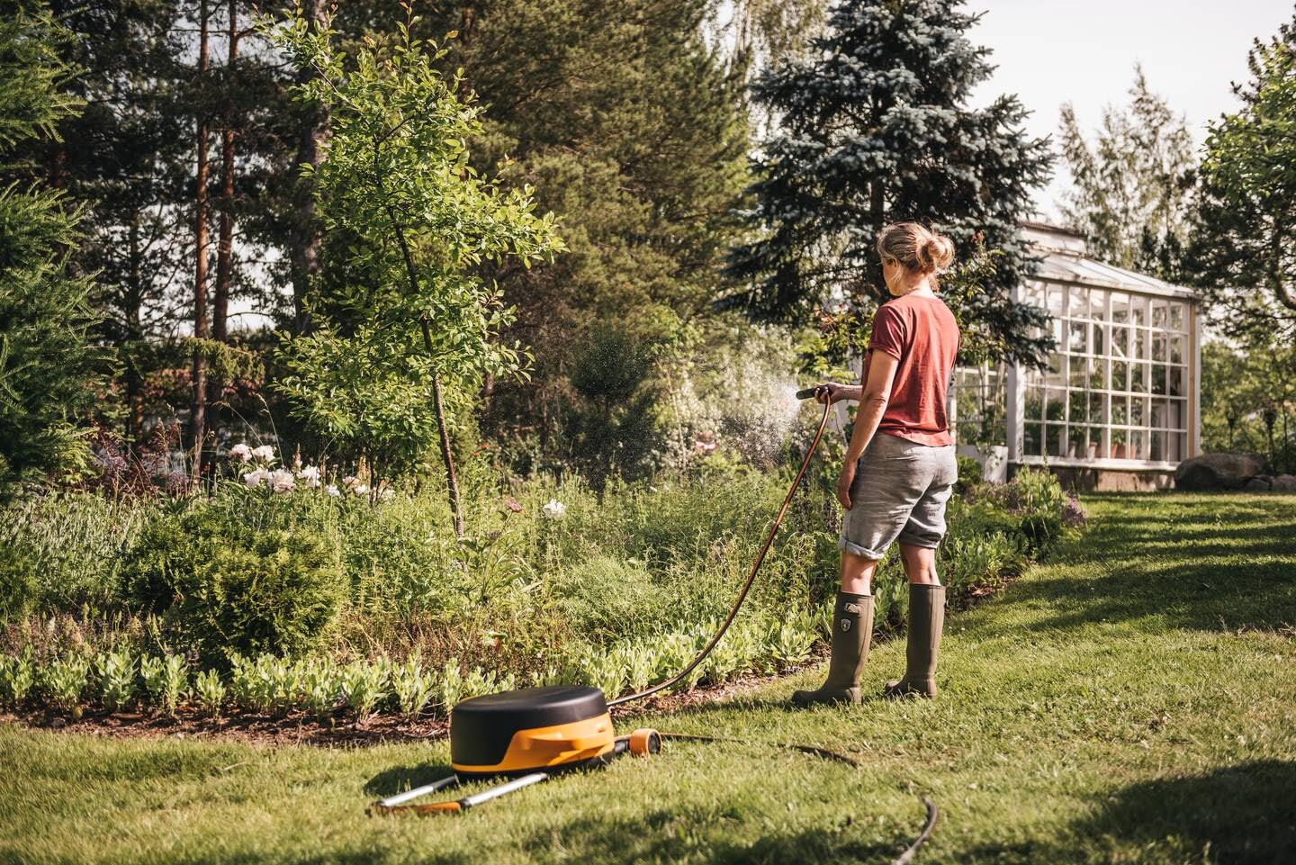 Fiskars Waterwheel XL mit Rädern, All-Inclusive-Bewässerungs-Set, 27 m Gesamtreichweite, Automatisches Aufrollen, Gartenschlauch in Universalgröße (Ø 13 mm), Universal-Hahnverbinder, X-series, 1067548
