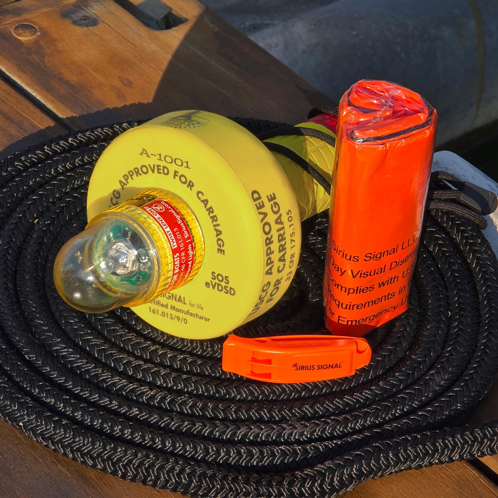 Sirius Signal A-1001 SOS LED 3 en 1 señal de emergencia con mini baliza solo, blanco e infrarrojo, aprobado por USCG, incluye soporte de pantalla, bandera diurna y silbato