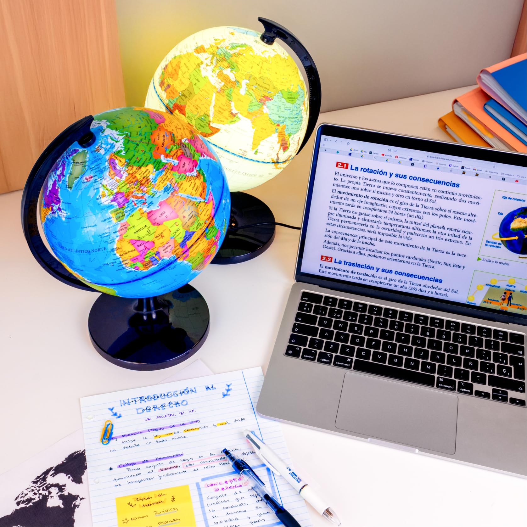 Raylu Paper Globo Terráqueo Azul de 20cm con Luz y Cable USB, Bola del Mundo Iluminada Giratoria en Español con Cartografía y Meridiano, Esfera del Mundo para Aprendizaje y Decorativo (Azul, 20cm)