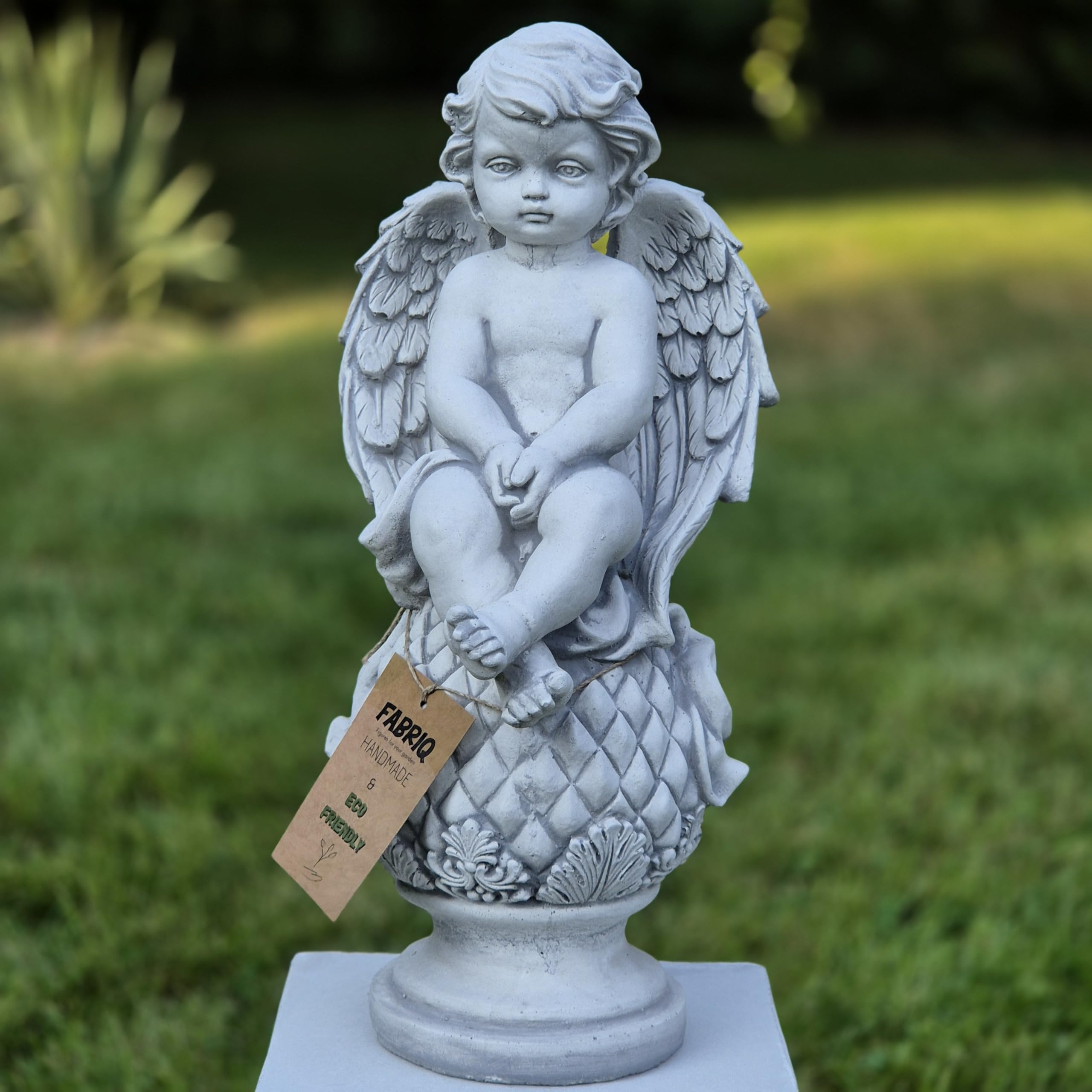 FABRIQ Figurka anioła na kulce, 37 cm, wytrzymała rzeźba betonowa, odporna na mróz, masywna, ze sztucznego kamienia