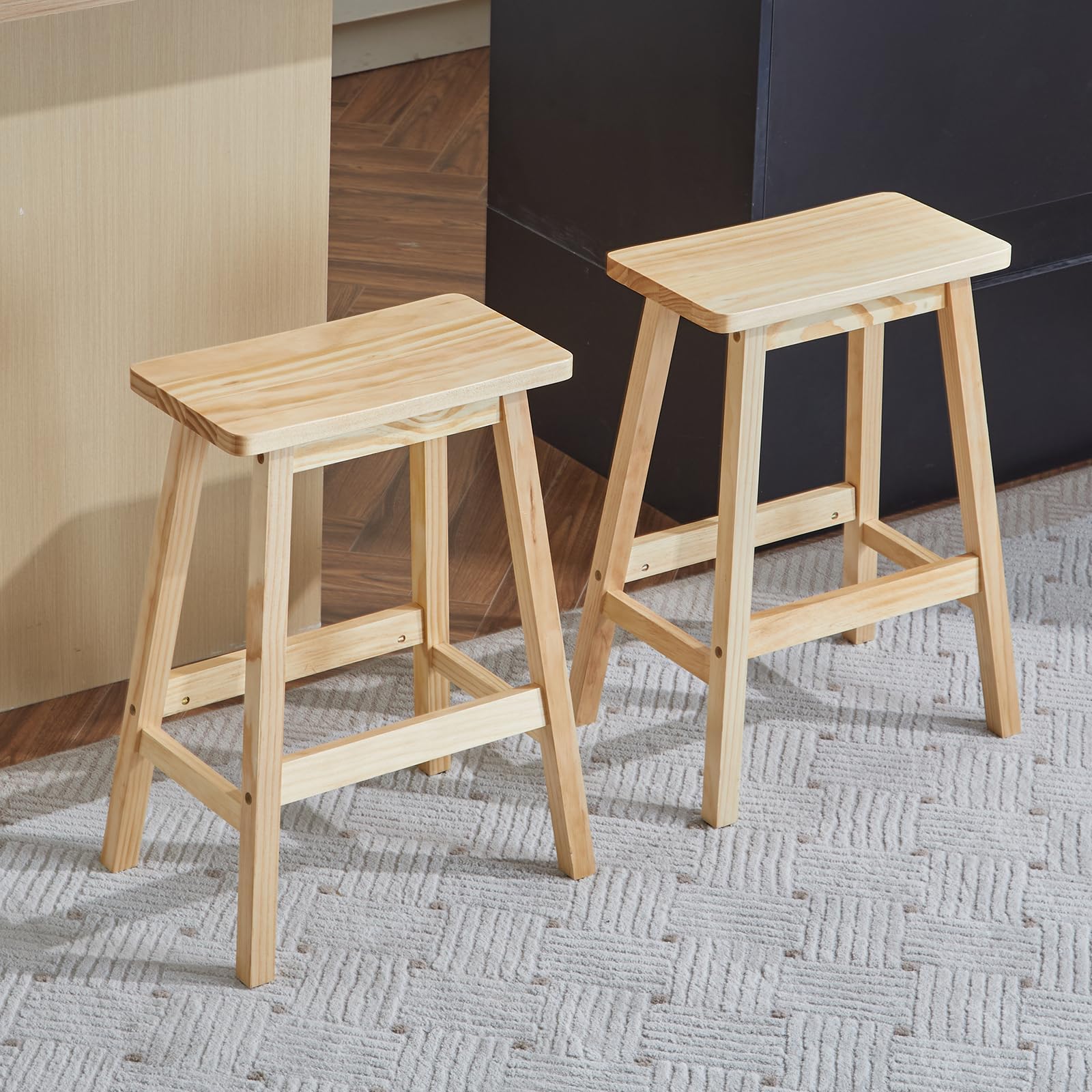 Bonnlo 2er Set Barhocker aus Kiefernholz mit Sattelsitz - Robuste & Langlebige Konstruktion, Ergonomischer Sattelsitz für Maximale Bequemlichkeit, bis 120 kg für Küche, Bar & Terrasse, Naturholzfarbe