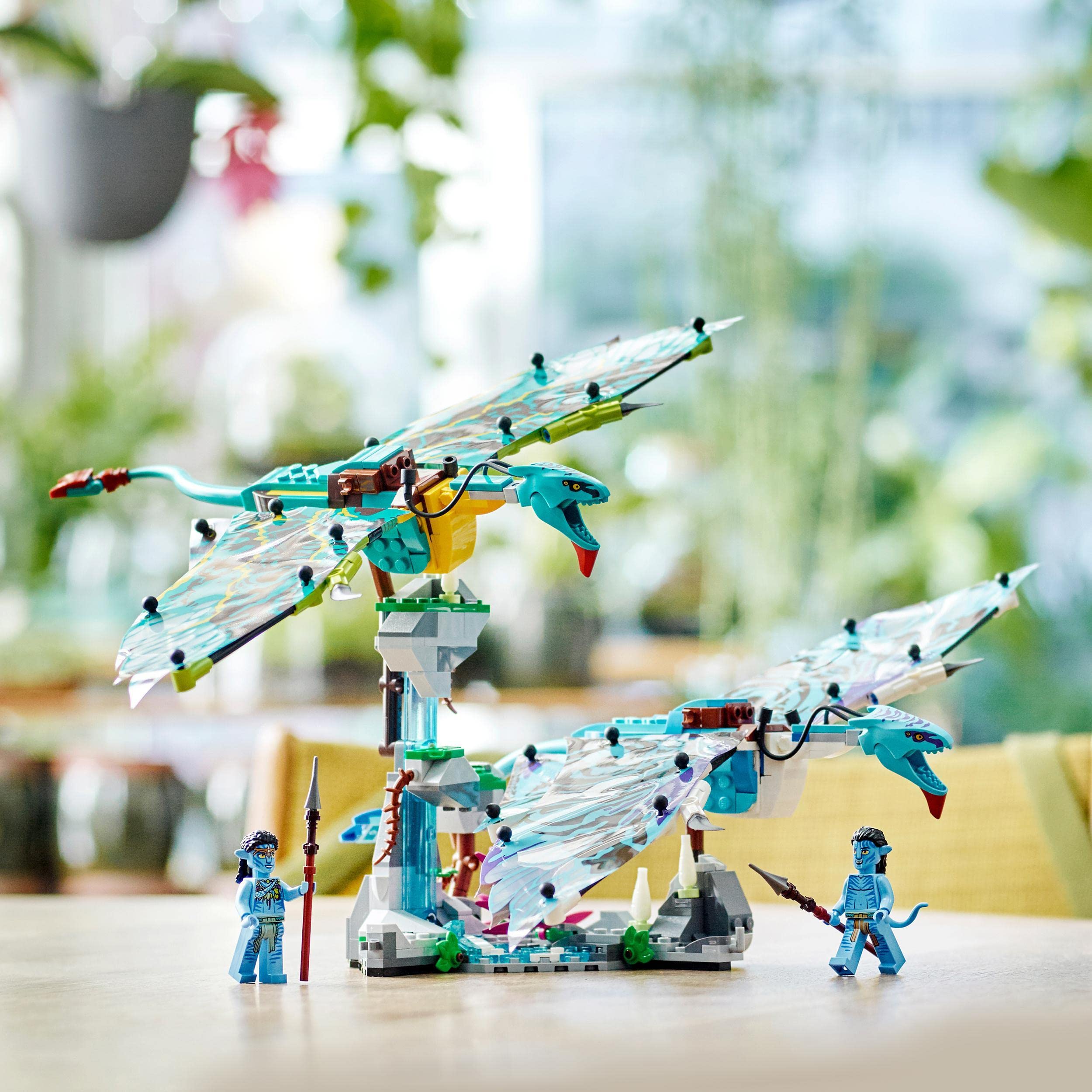 LEGO Avatar Pierwszy lot na zmorze Jake’a i Neytiri, zestaw z filmu „Avatar” z 2 figurkam zmór do zbudowania z ruchomymi, foliowymi skrzydłami, zabawka dla dziecka i prezent dla 9-latka, 75572
