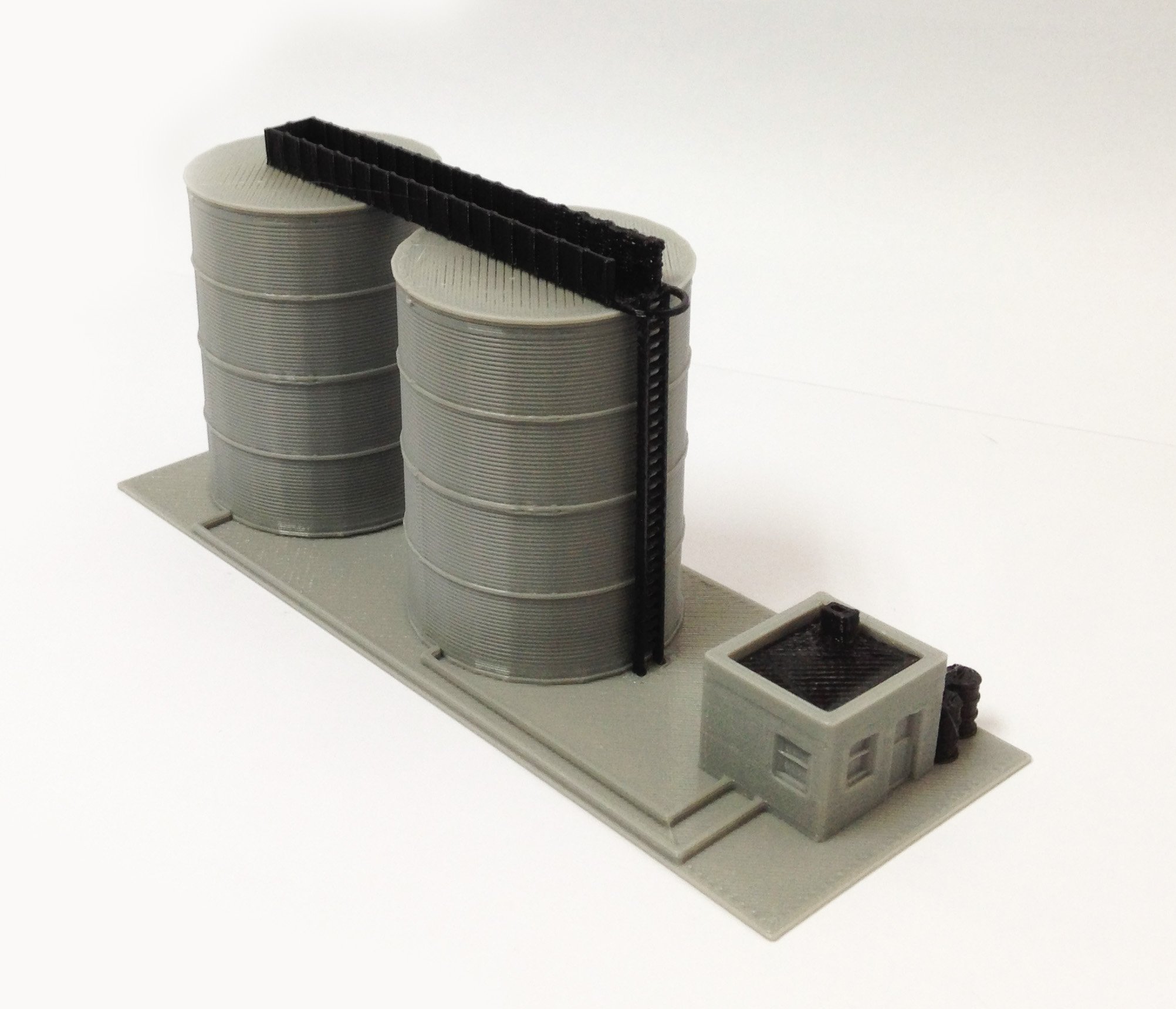 Outland Models Train Railway Scenery Gas/Fuel Standing Tank Set N Scale 1:160
