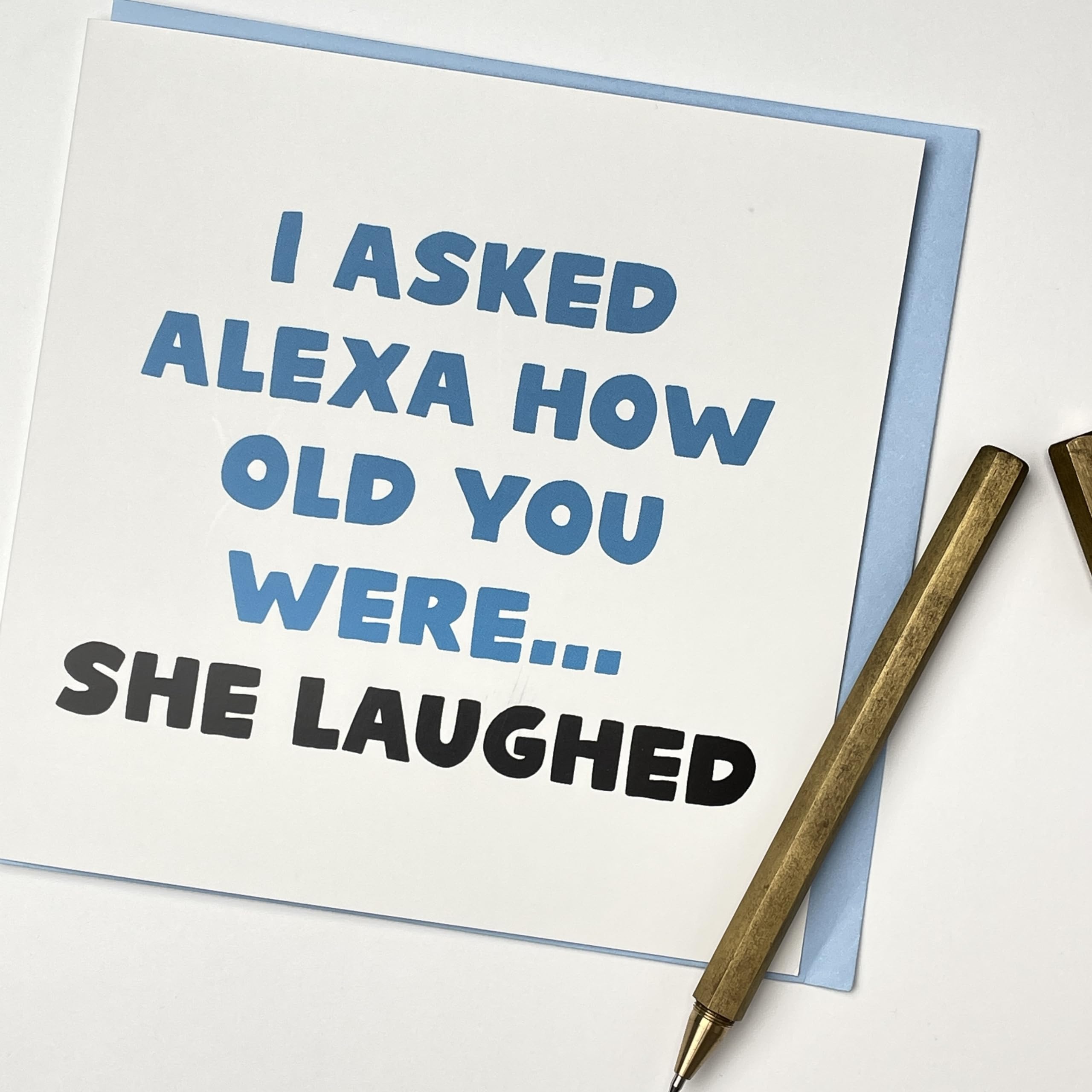 Old English Co. Carte D'anniversaire Amusante Pour Moi Et Femme – « Alexa How Old Am I » Carte D'anniversaire Hilarante Pour Lui, Elle – Carte D'anniversaire Amusante Pour Papa, Maman, Frère