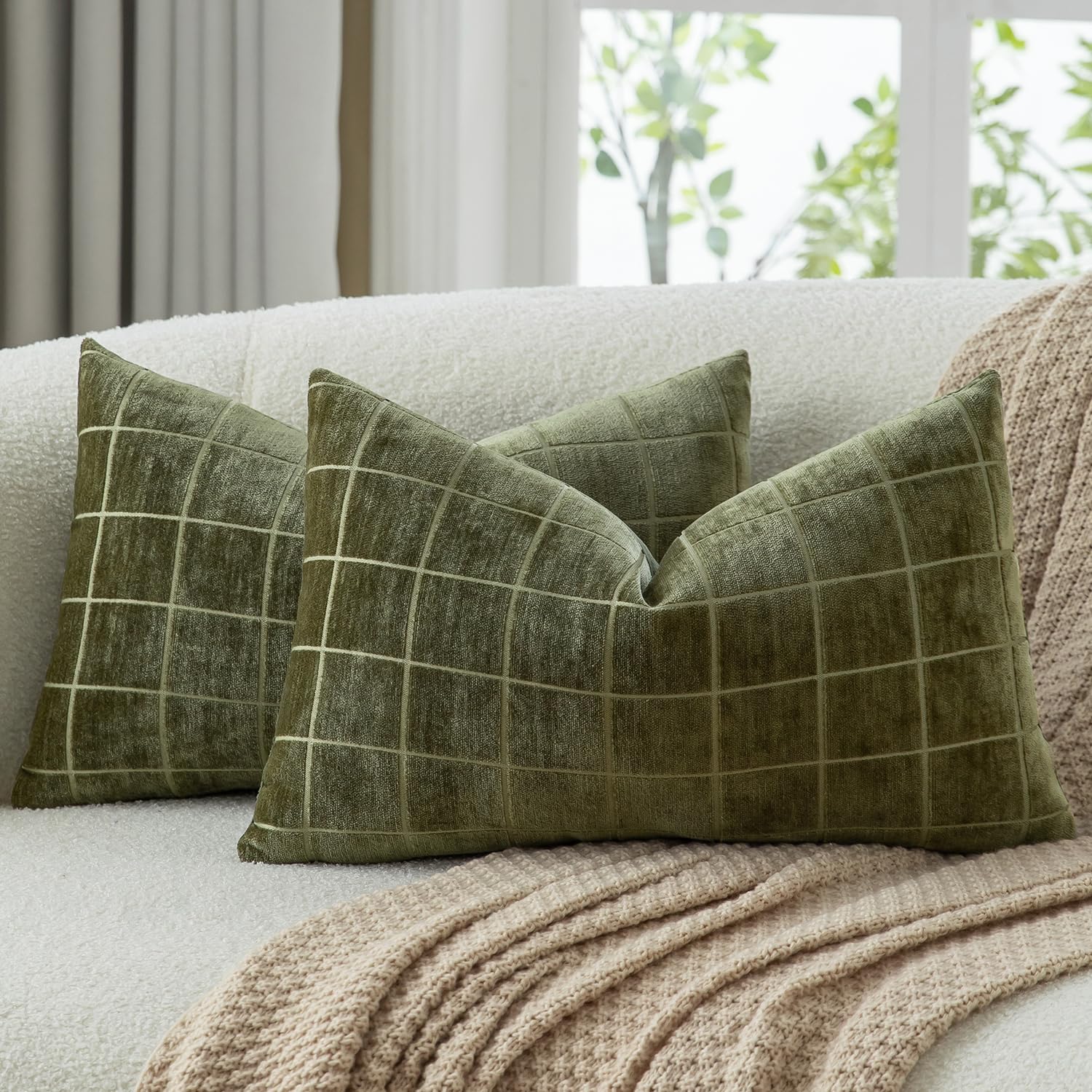 Mandioo Pack of 2 Chenille Check Cushion covers 40x80cm 16x32 Inch Vintage Plaid Decorative Pillow Covers Soft Velvet Backing Throw Pillow cases Farmhouse Sofa Couch Bed Living Room OliveGreen