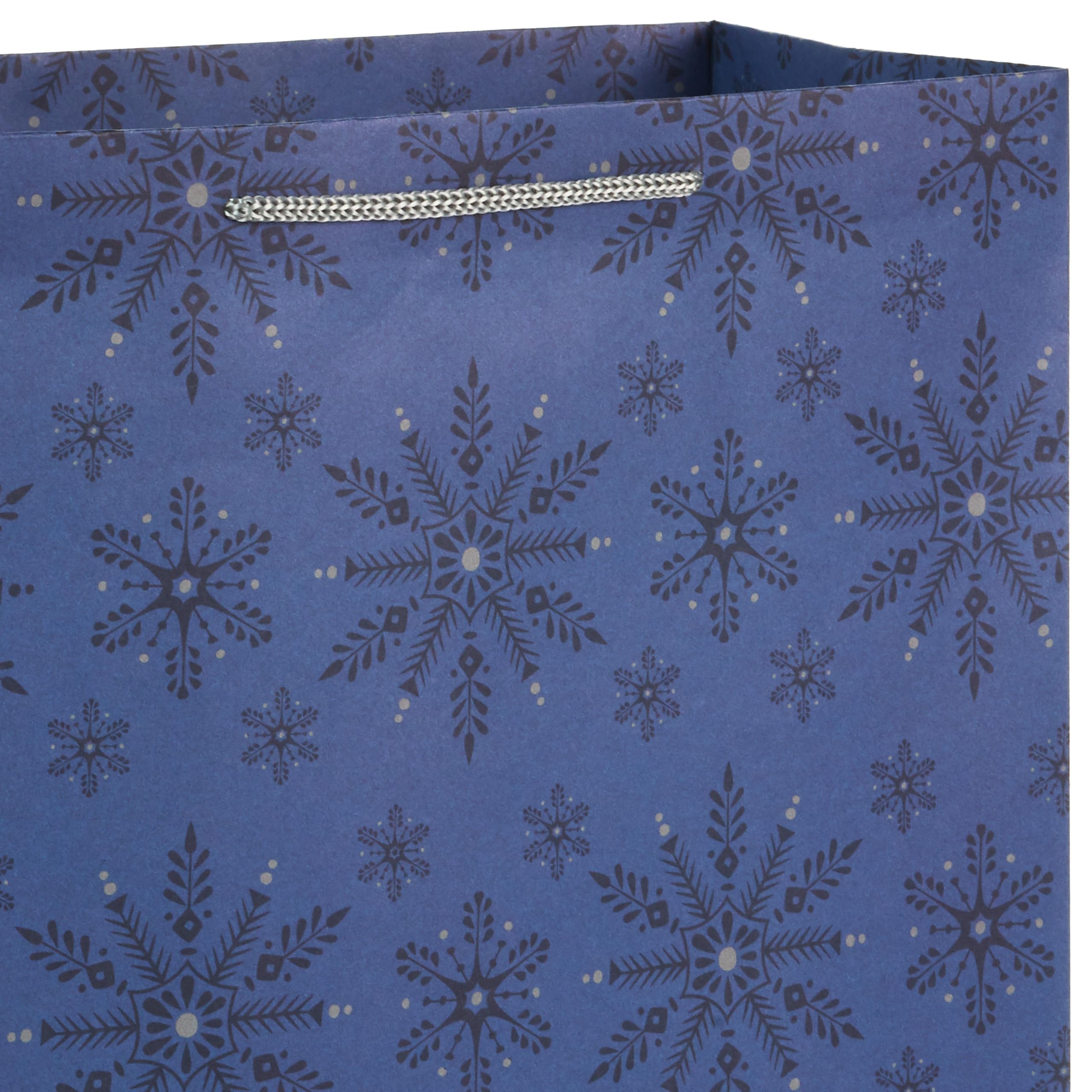 Hallmark Geschenktüten für Weihnachten, verschiedene Größen, 18 Stück, 5 kleine 12,7 cm, 4 mittelgroße 20,3 cm, 4 große 27,9 cm, 3 XL 35,6 cm, 2 Flaschentüten | Schneeflocke, Baum, Schneemann, kariert