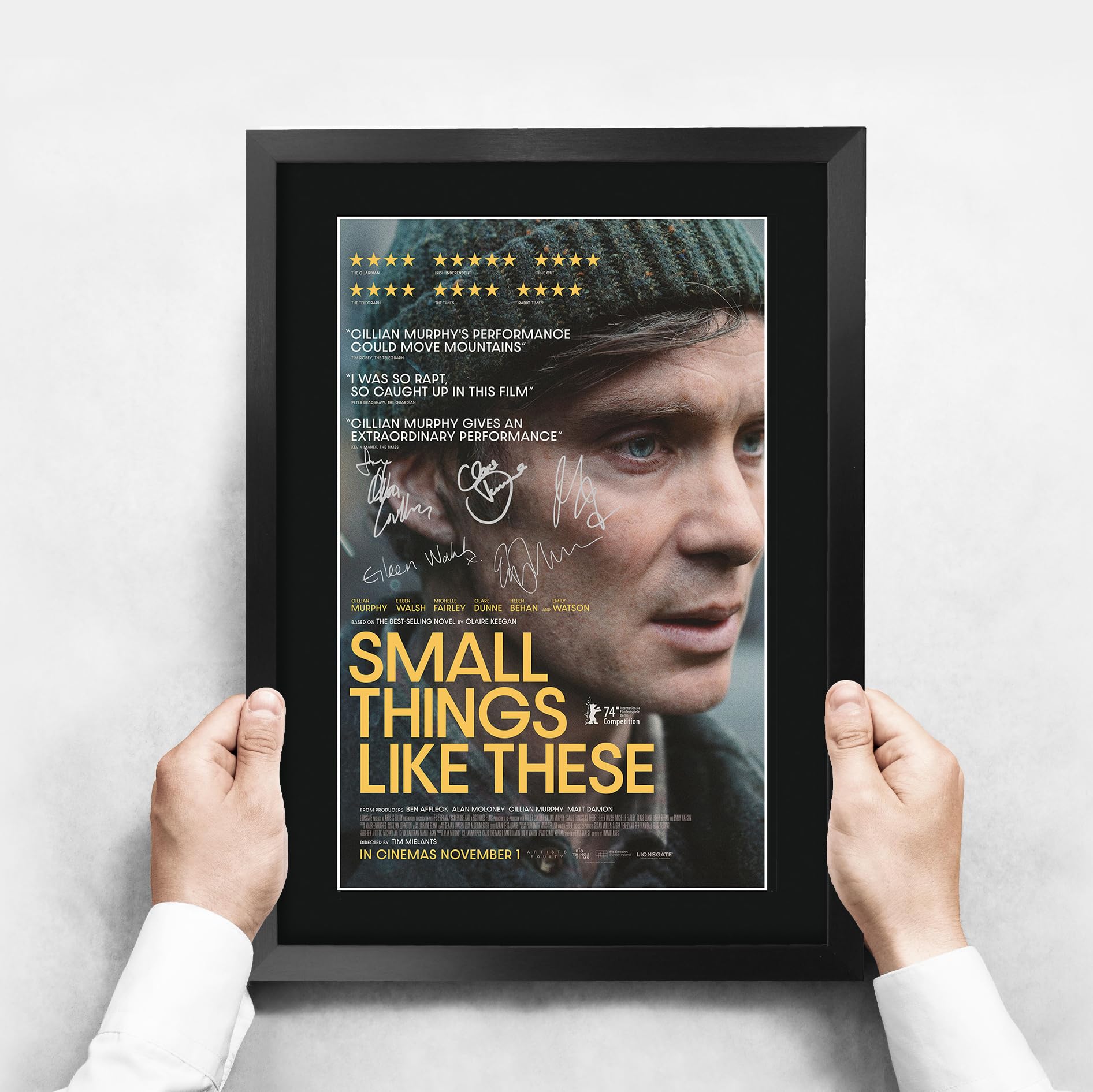 HWC Trading Small Things Like These Cillian Murphy Geschenke Geduckter Poster Signiertes Autogramm Foto für Fans von Film Memorabilien - A3 Gerahmt