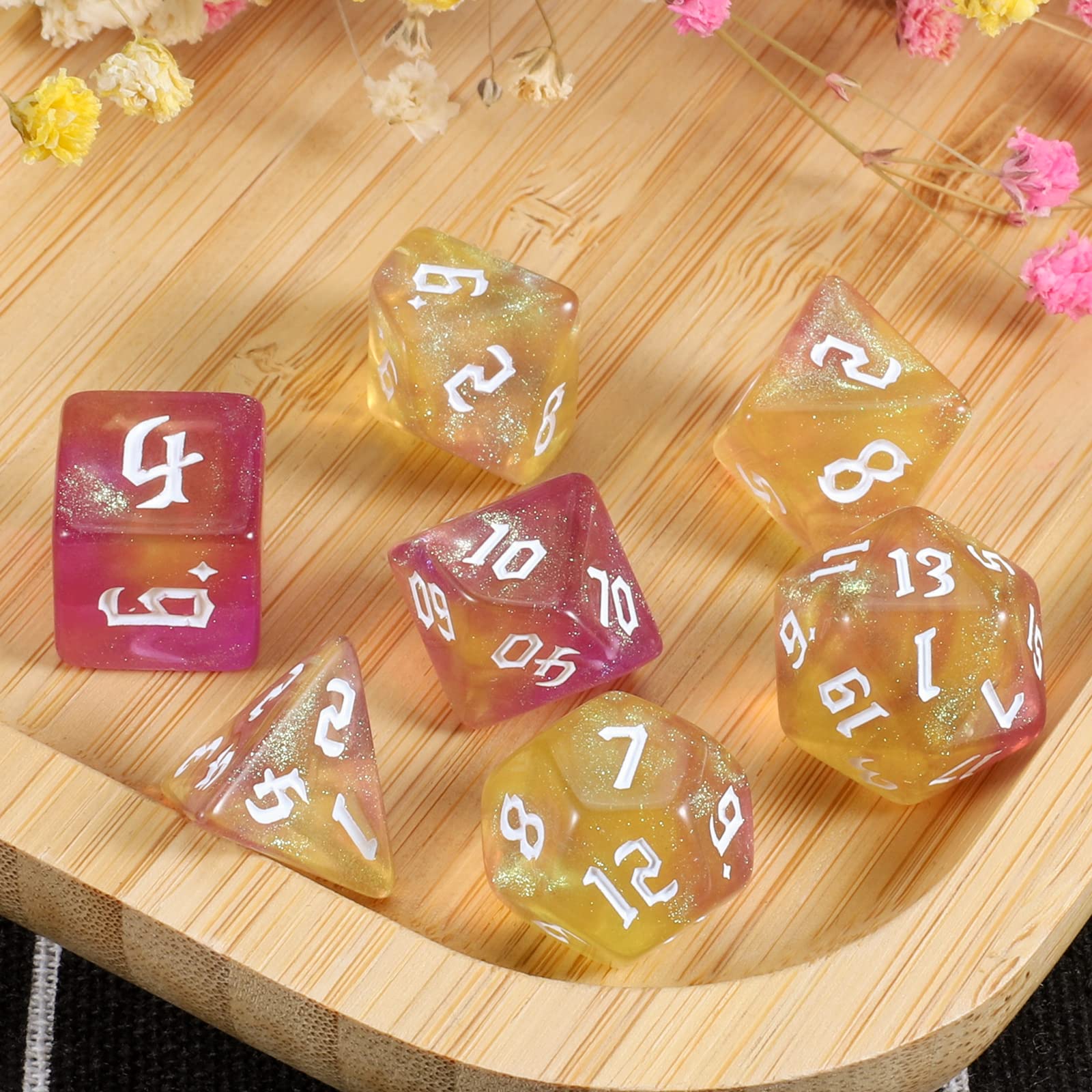 QMAY Juego de dados DND Dados Poliédricos - 7 piezas para Dungeon y Dragons MTG RPG D&D D20, D12, D10, D%, D8, D6, D4 (amarillo mezclado con púrpura + brillo)