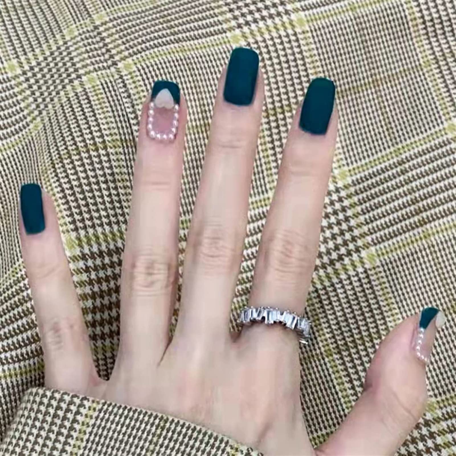 Matte Green Short Press on Nails Square Pearl Unghie finte Full Cover Heart Stick on Nails per appuntamenti o uso quotidiano 24PCS Unghie finte a pressione