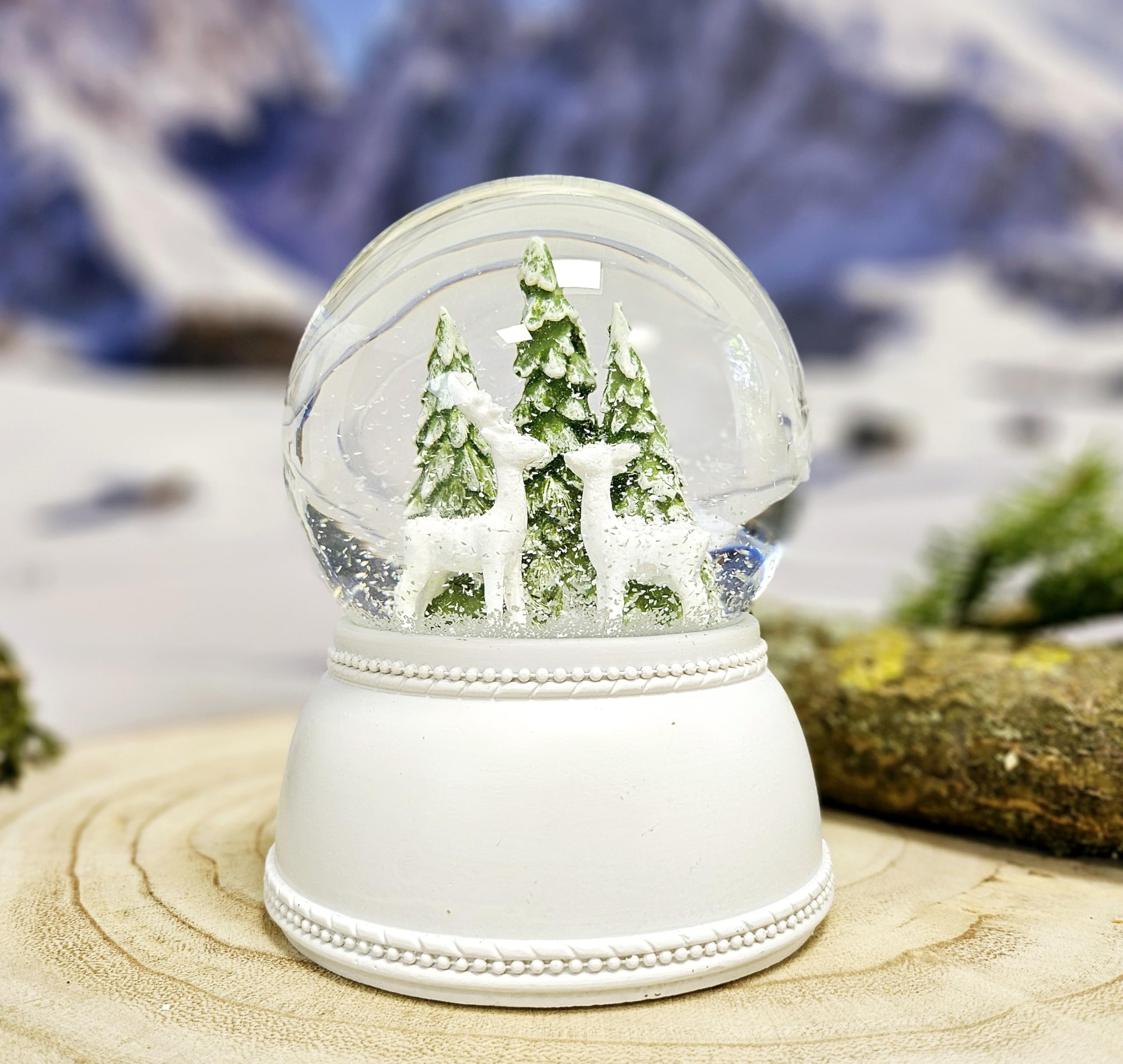 Schneekugel Rehe weiß Tannenbaum | Sockel Nostalgie weiß | mit Spieluhr | Schüttelkugel Weihnachtsdekoration | B: 10 cm H: 13 cm | 20254