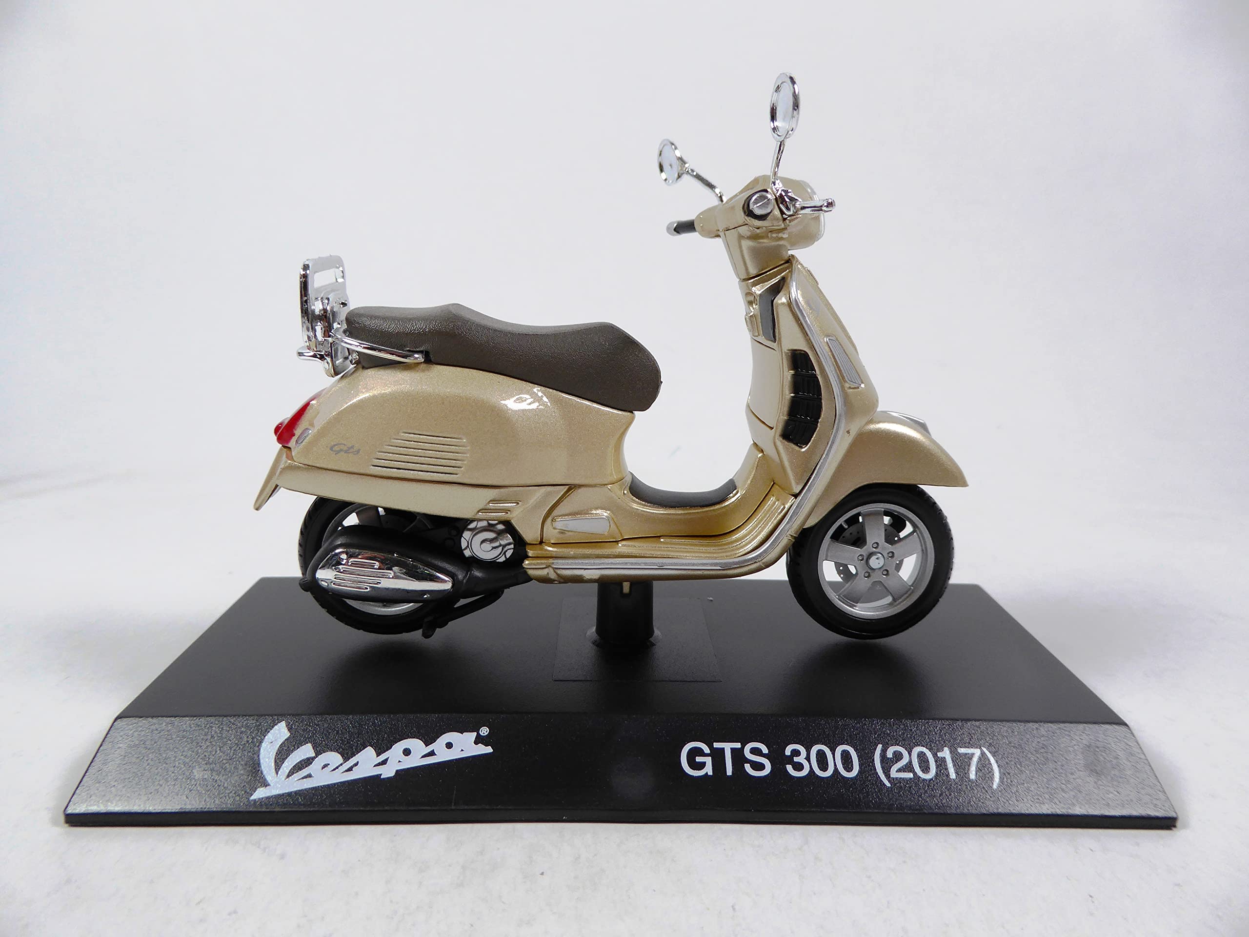 OPO 10 - Collectible miniature scooter 1/18 compatible with Piaggio Vespa GTS 300 gold - 2017 - Ves1005 - Image 2