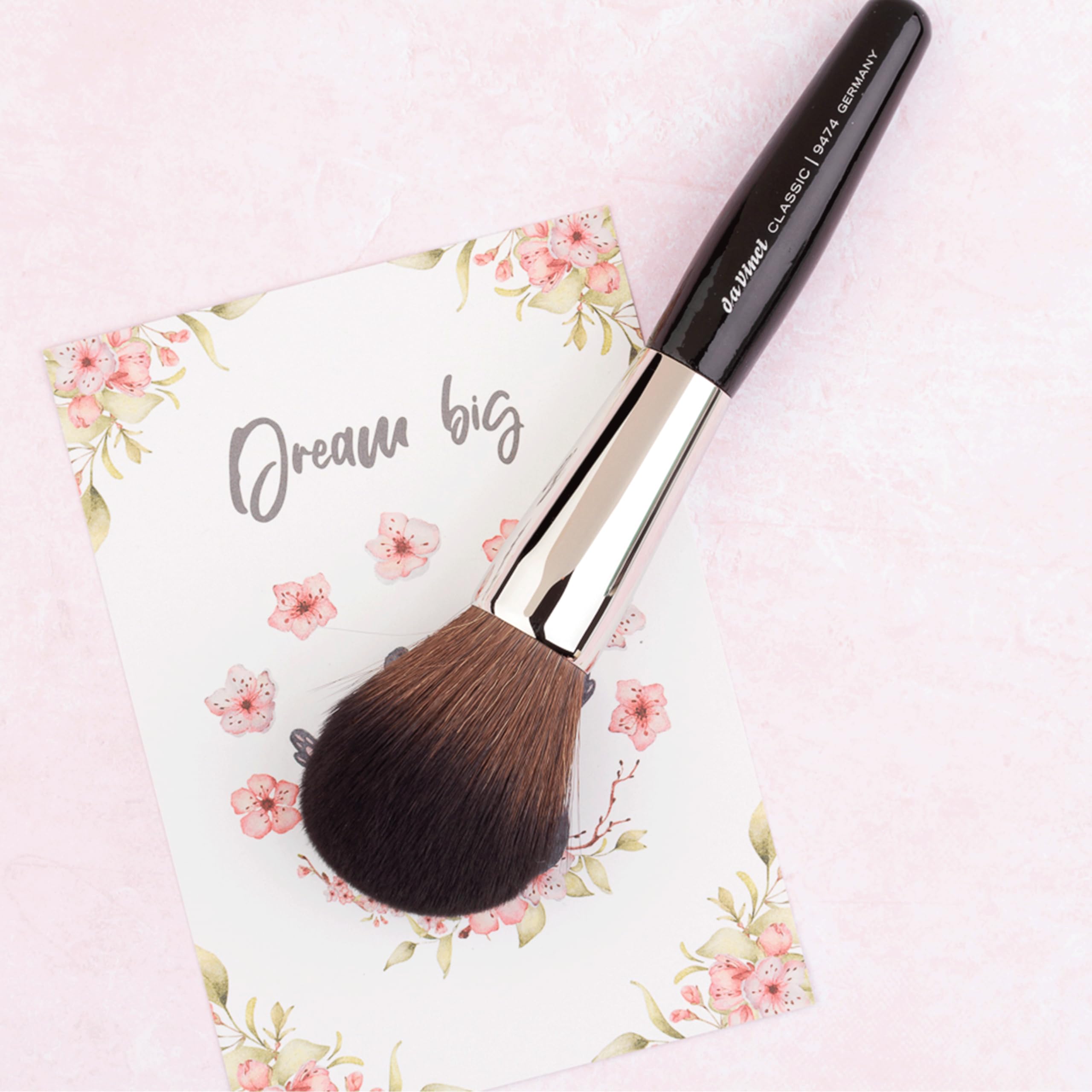 da Vinci, CLASSIC Puderpinsel, groß, wellige Kunstfasern, ideal für gleichmäßiges Auftragen von Puder, perfektes Makeup Tool für ein makelloses Finish | Extrafeine, wellige Kunstfasern – perfekt abgestimmt für präzises Auftragen von gepresstem und losem P