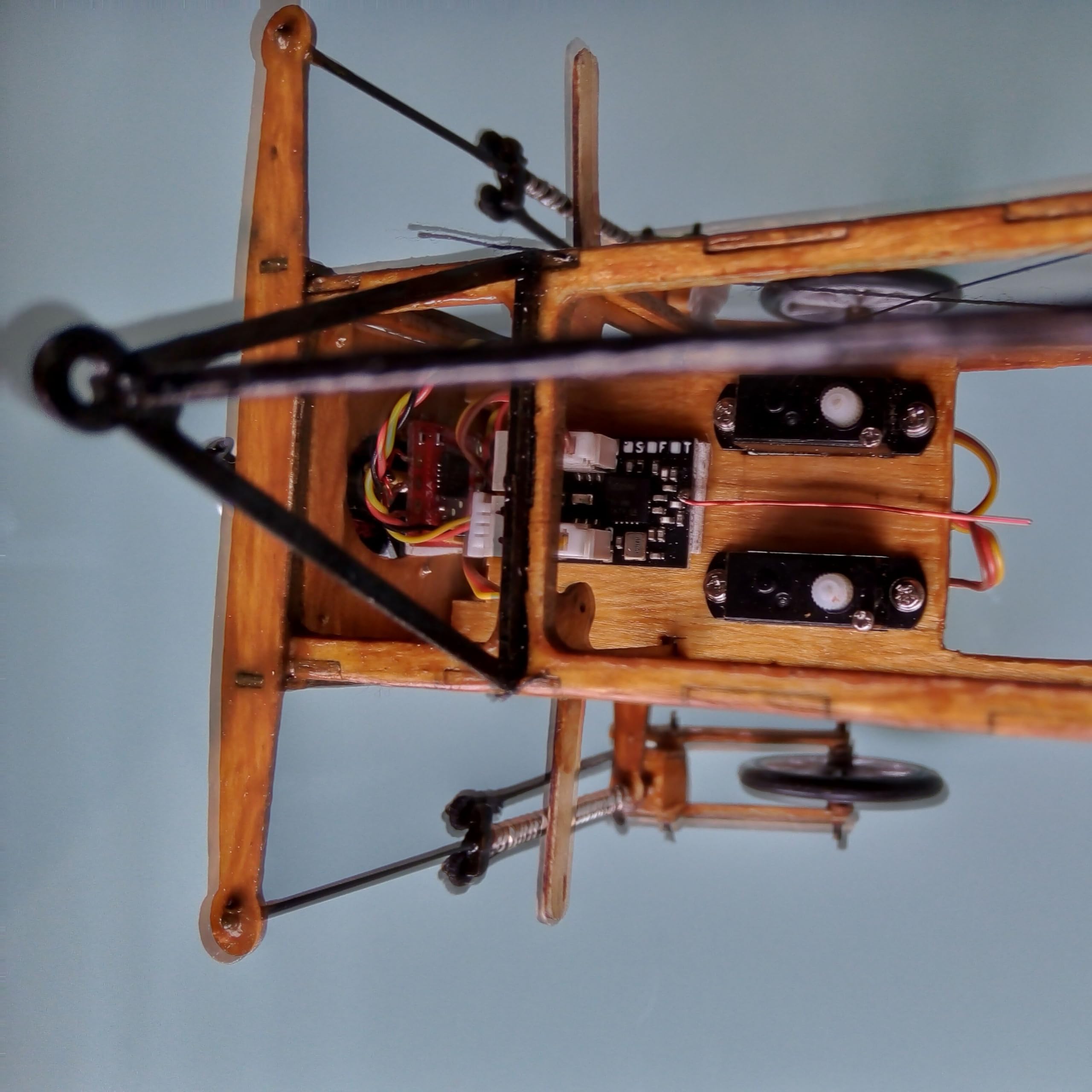 Blériot XI Slow Flyer Modellflugzeug Kit, Maßstab 1:20, 420 mm Spannweite, RC Flugzeugmodell Baukasten, Modell Flugzeug zum selbst Bauen, gelaserte Balsa Holz Bauteile, 420 x 370 x 130 mm, 30 g RTF
