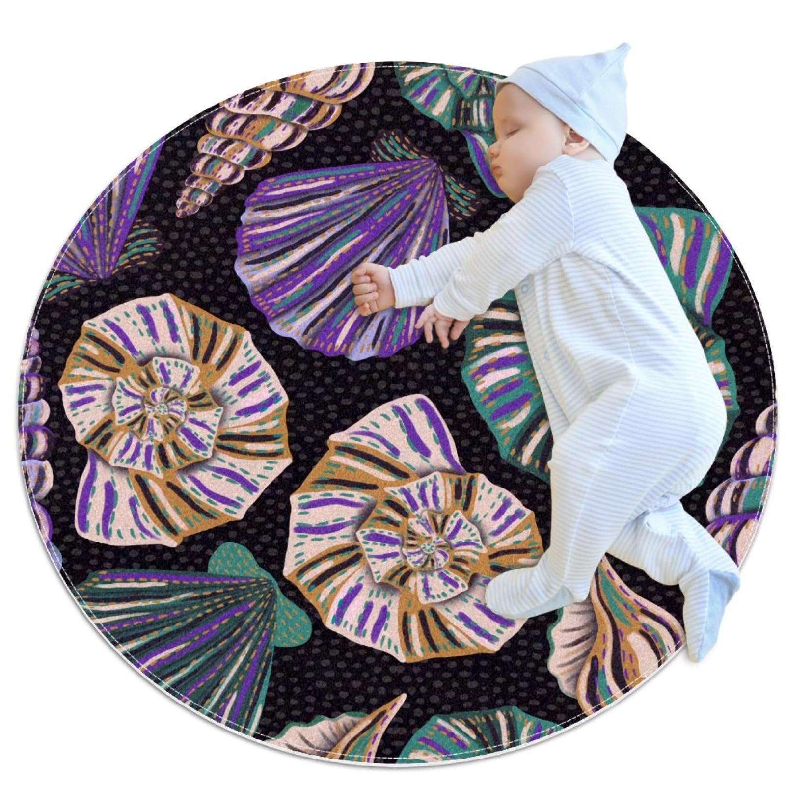Tapis de bain antidérapant avec coquillages violets contre le sol froid de la chambre