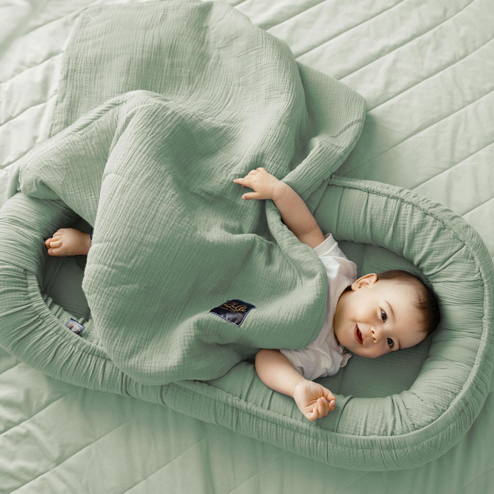 PaLulli® 2in1 Babynest mit Babydecke aus 100% Musselin Baumwolle Premium Kuschelnest Babynestchen 100x60cm Klettverschluss-Klappe Nestchen Wickelauflage Kuschelbett Kokon Decke (Salbei grün)