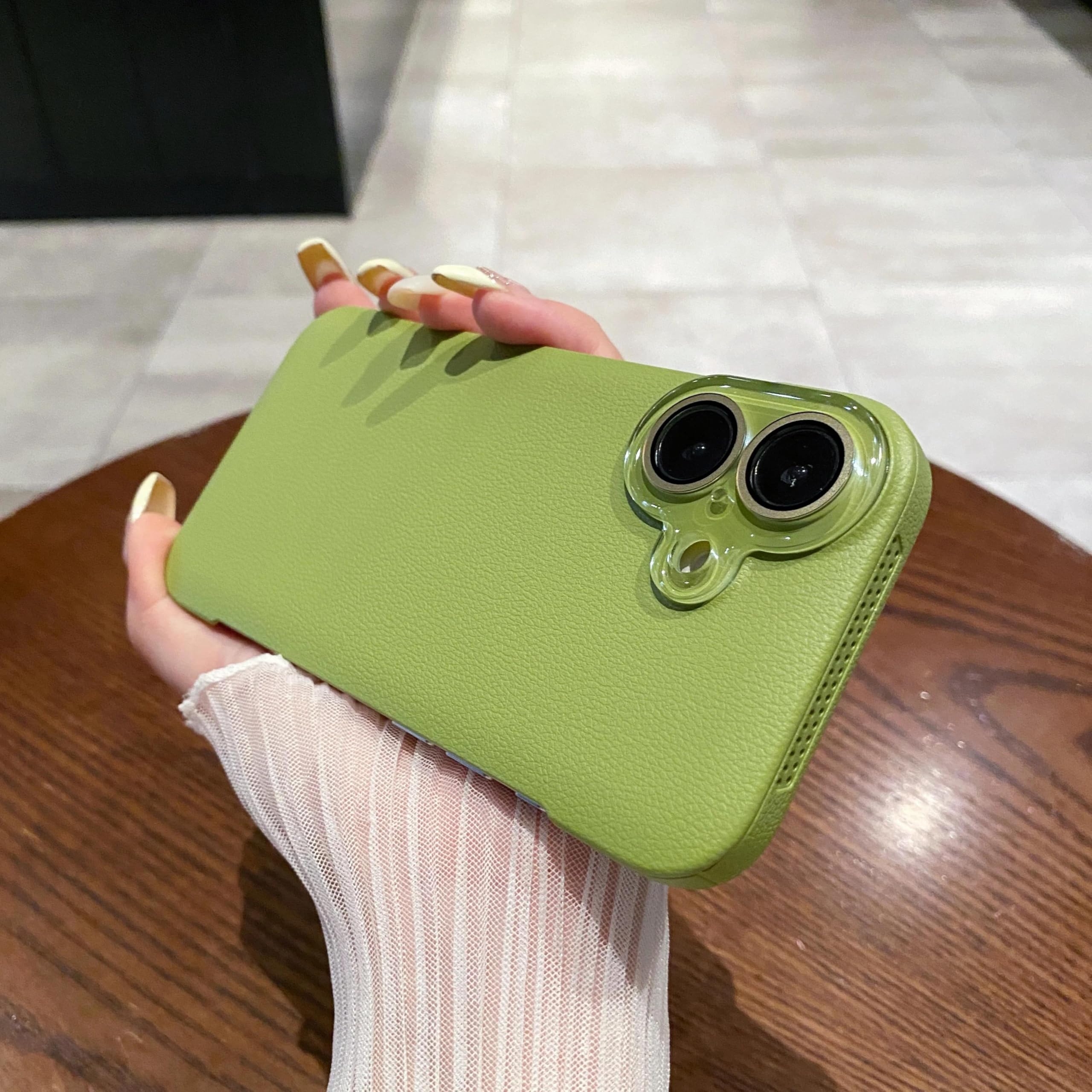 Coque iPhone 13 vert texturé idéale pour un usage quotidien sans encombre