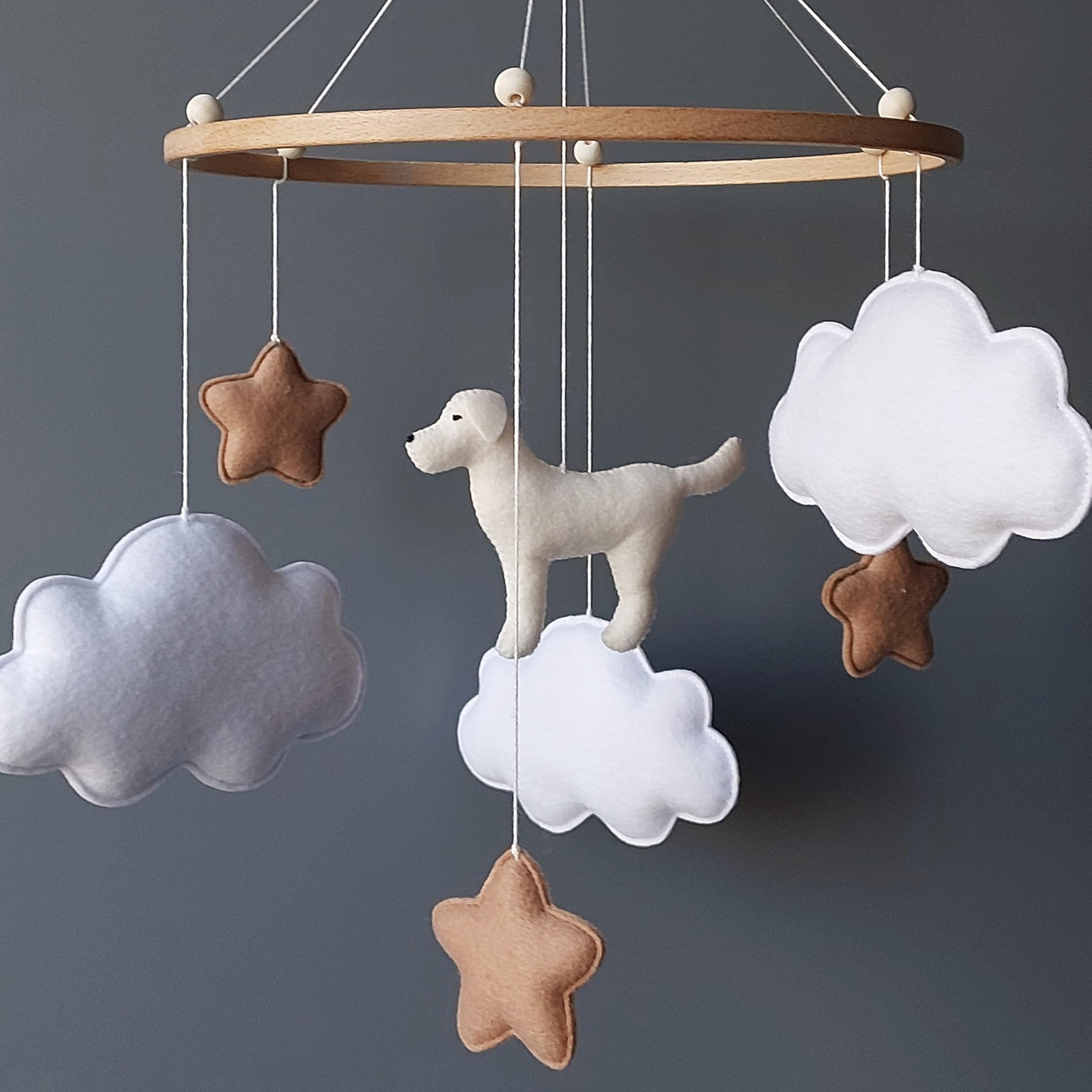 Baby-Mobile mit Hund – Wolken & Sterne Baby Mobile für das Kinderzimmer | Filz Mobile für Jungen & Mädchen | Geschenk für Hundemama | Neutrale Babyzimmer-Deko