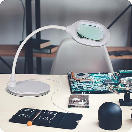 Miniatura 7 de Brightech LightView Pro - Lámpara de escritorio LED con lupa con luz, pasatiempos y lectura, flexibilidad y durabilidad, lámpara de pie con lupa LED