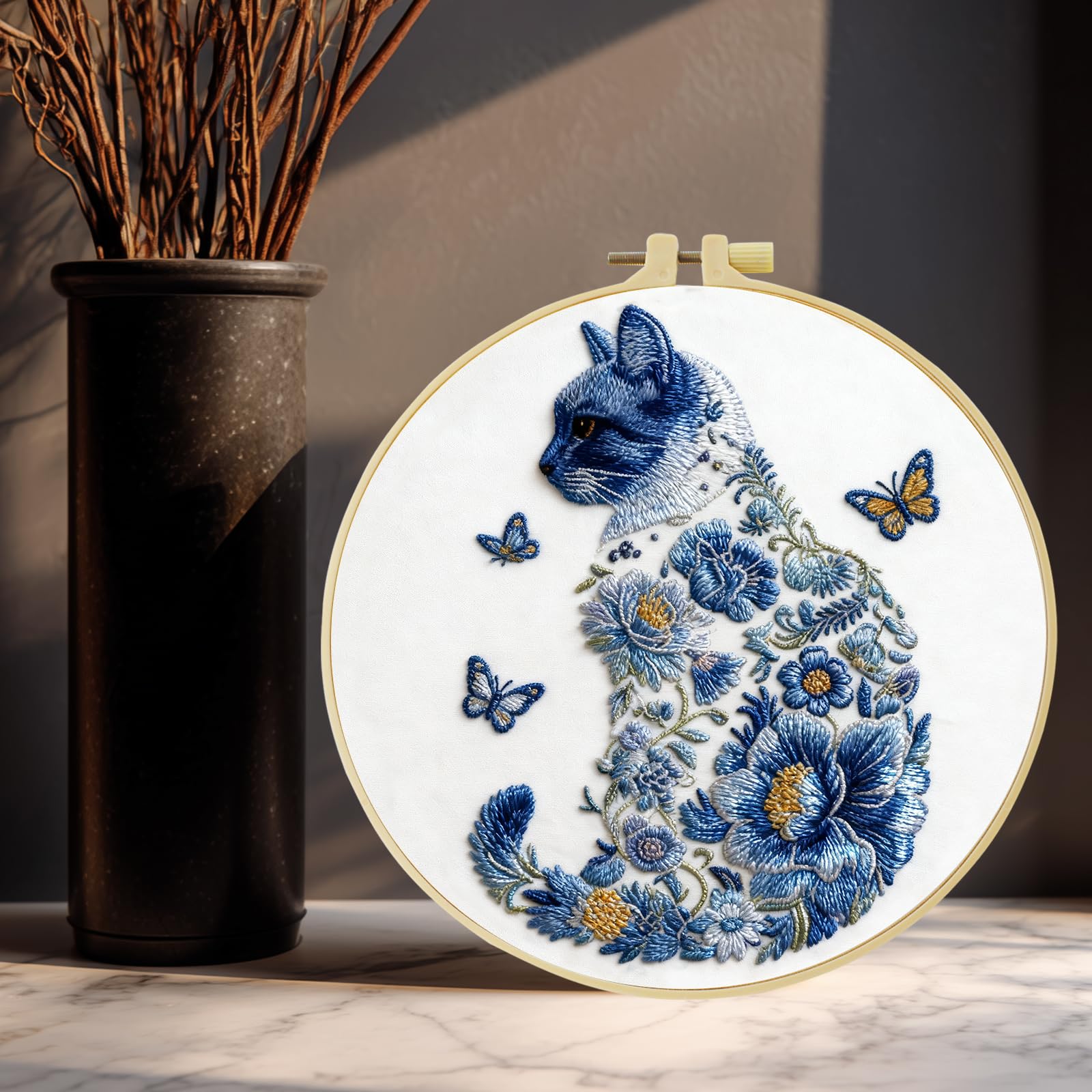 JOZYSH Kit de bordado con patrón de gato y mariposa de flores azules para principiantes y adultos, incluye tela, aro, hilos de color, agujas e instrucciones (idioma español no garantizado), punto a