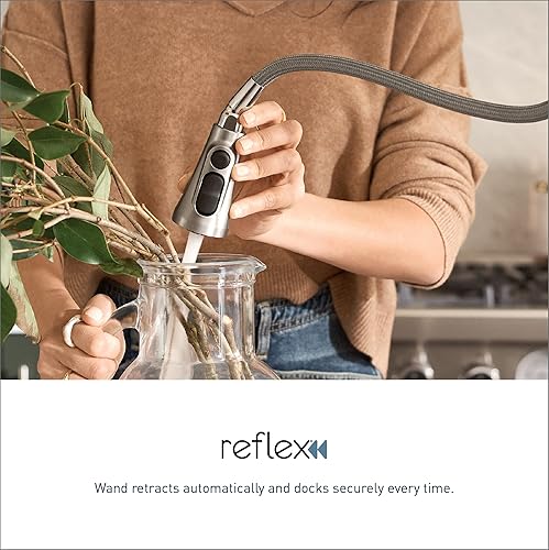 Miniatura 4 de Moen Align Grifo de barra desplegable de un solo mango color negro mate con sistema de acoplamiento de reflejo, grifo de fregadero de cocina con