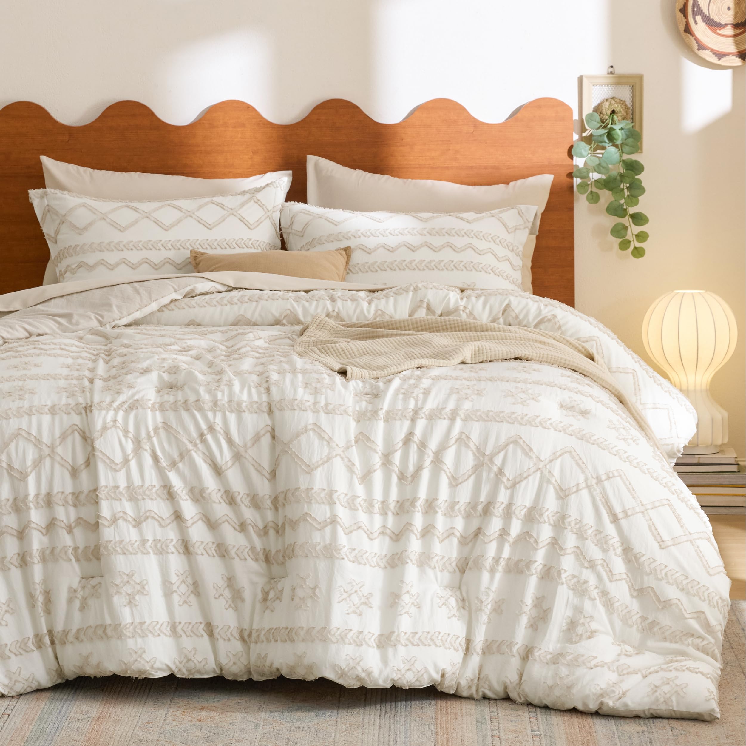 Bedsure Tufted Boho Comforter Set Queen Size - Beige Boho Bed Set, GentleSoft™ 3 Pieces Farmhouse Distressed Vintage, Home Decor Bedding, Gifts for Woman, Soft Jacquard Queen Comforter for All Seasons