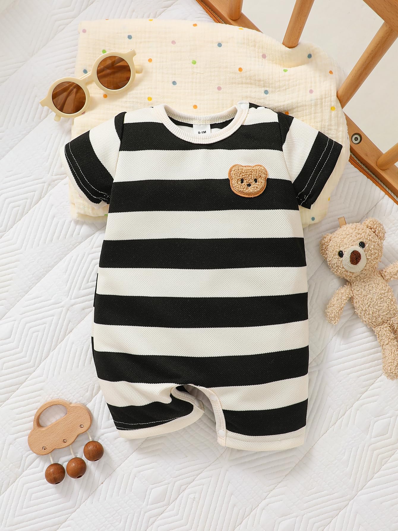 Mameluco de punto gofre para bebé, color negro y blanco, a rayas, manga corta, parche de oso, traje de verano para bebé
