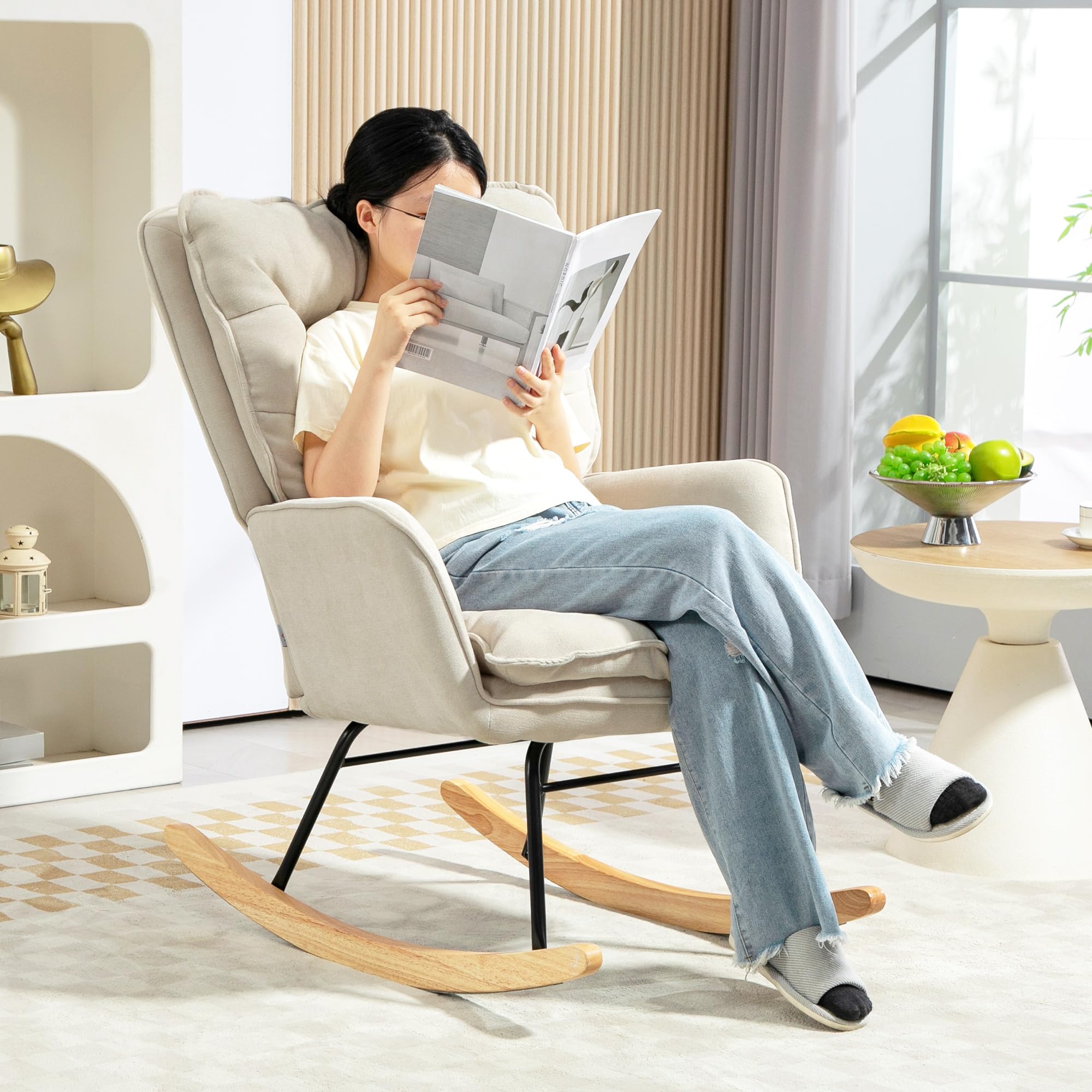 HOMCOM Fauteuil à Bascule, Rocking Chair en Chenille, Chaise à Bascule avec Dossier et Assise Larges rembourrés, accoudoirs, Base en Bois de hêtre, pour Salon, Chambre, Beige