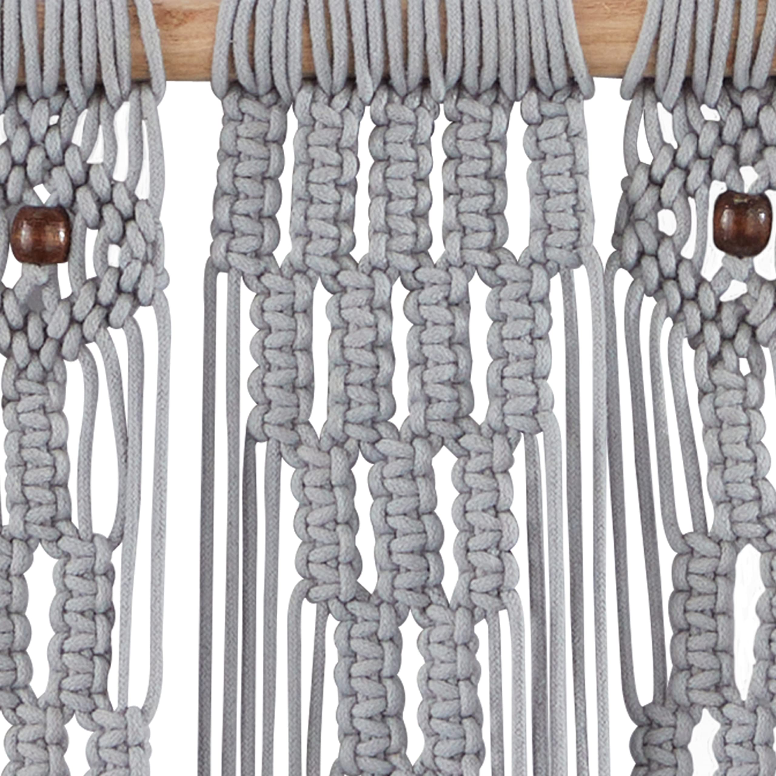 Deco 79 Algodón macramé intrincadamente tejido pared decoración colgante de pared con borlas de flecos de cuentas, 61 x 36 cm, gris
