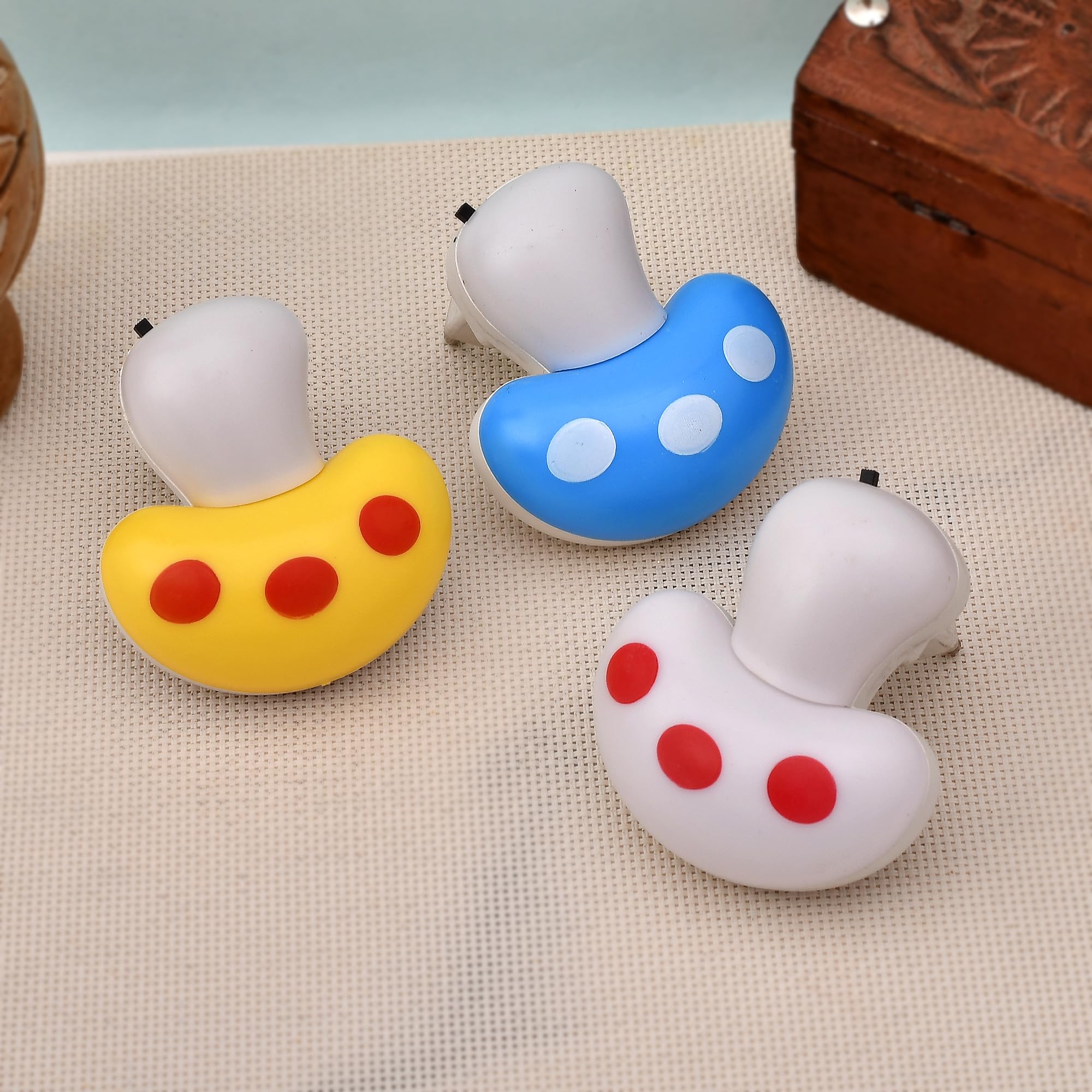 ascension 1Pcs Plastic Mushroom Shape Night LED Lamp for Baby Nursing Kids Favourite Birthday Party Return Gifts,Small Night Light Lamp for Kids Room (Random Color),Multicolor