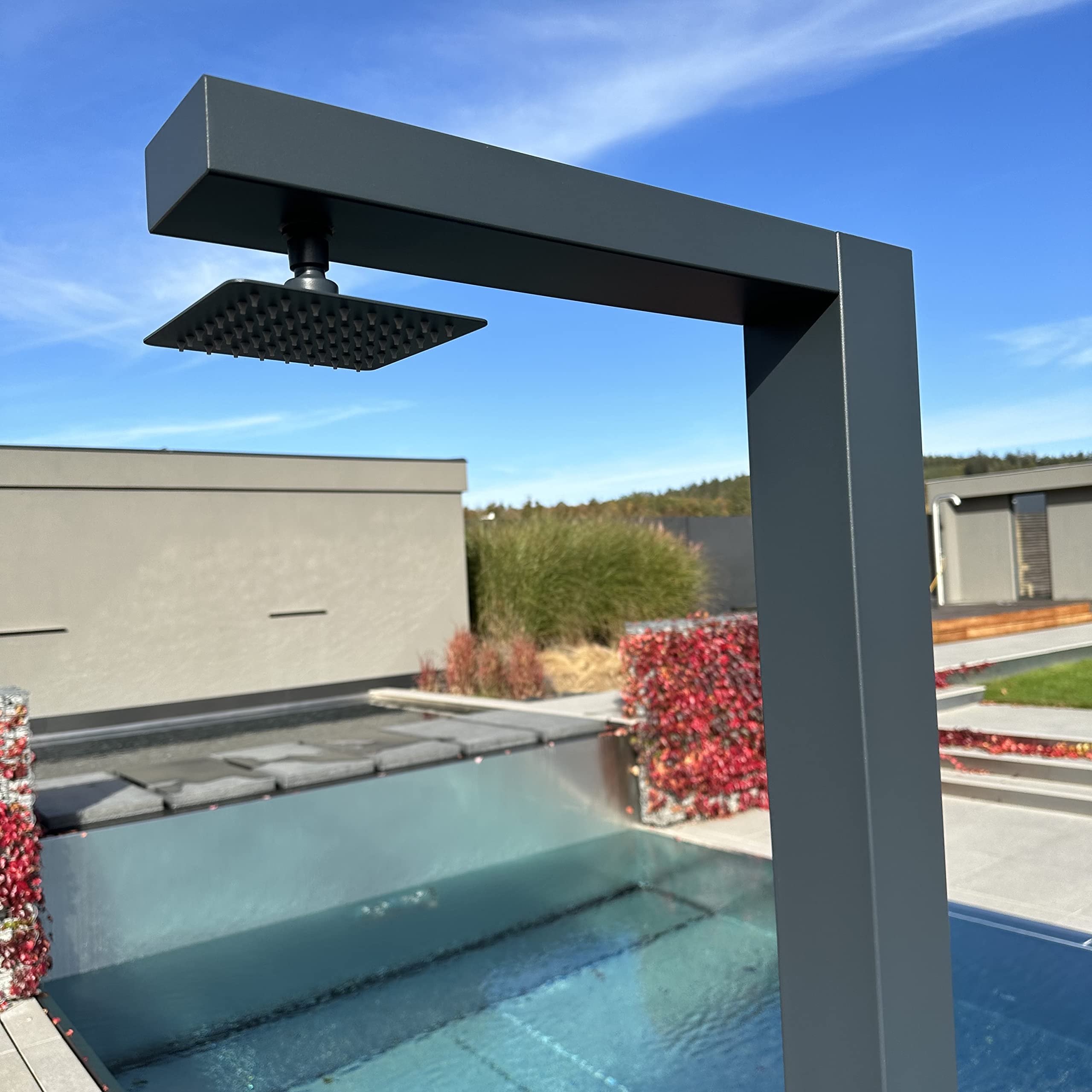 Douche de jardin robuste et durable disponible en noir ou blanc