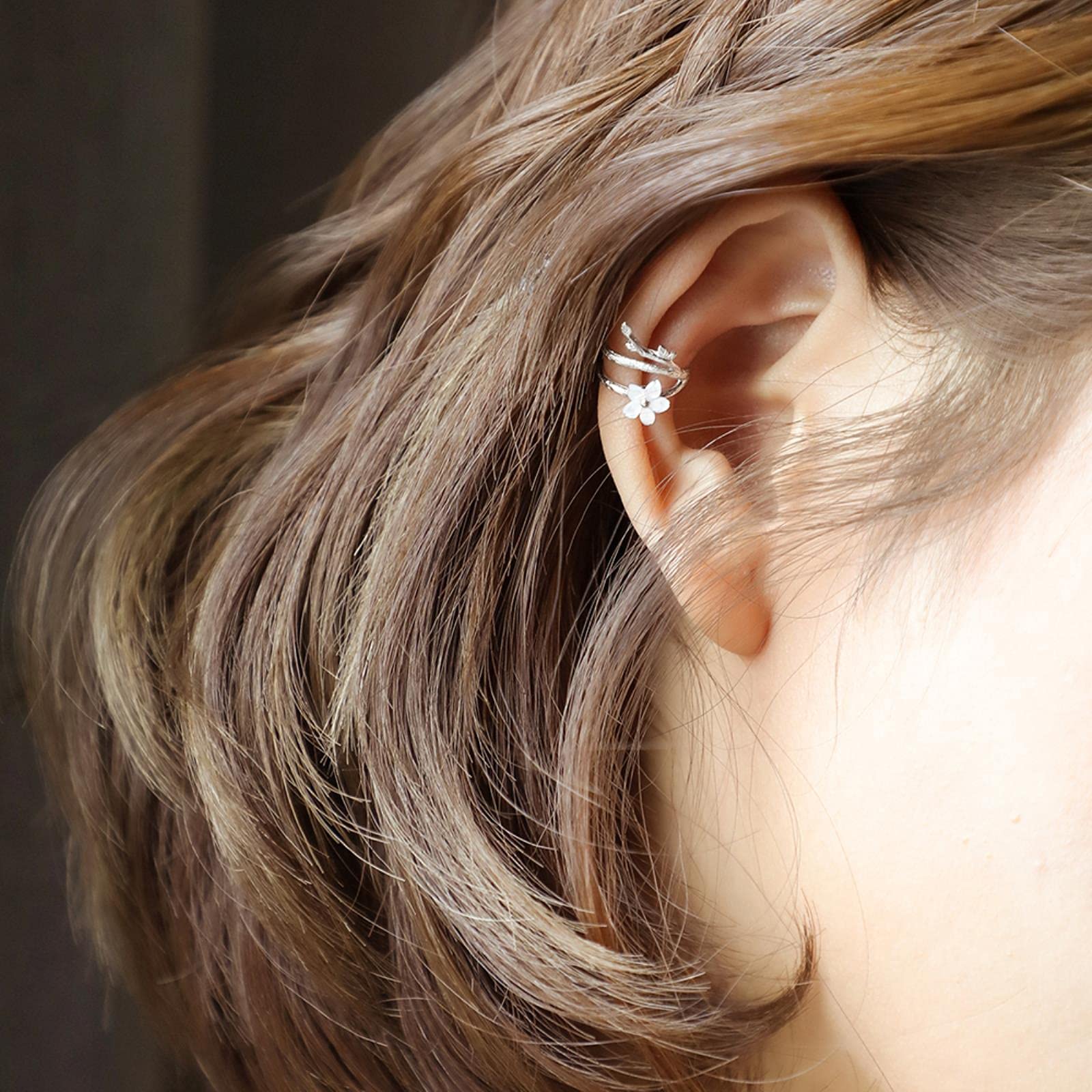 LOKILOKI Orecchini A Clip in Argento 925 con Fiore di Ciliegio Bianco Orecchini A Polsino Rotondo con Fiore Senza Piercing per Donna Elegante Gioielleria Fine